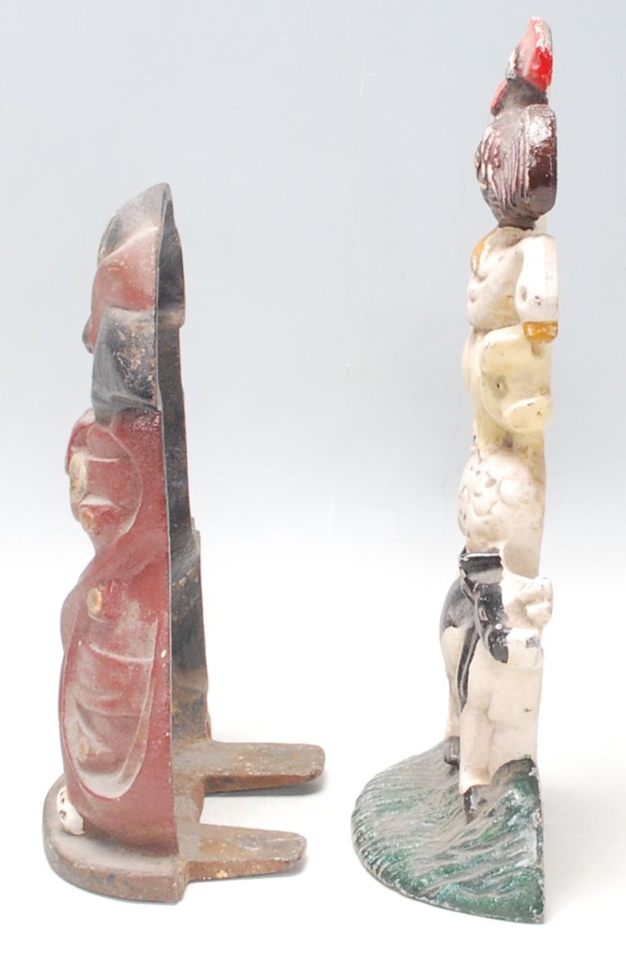 A pair of vintage mid 20th century cast iron polychrome doorstops, one in the form of golf bag - Bild 4 aus 6