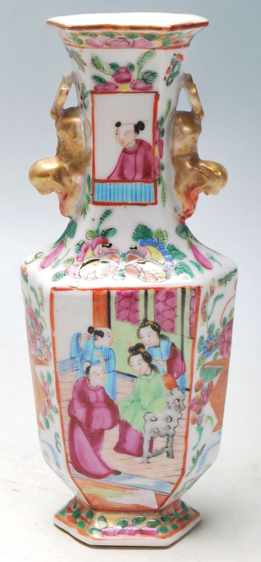 An early 20th Century Chinese Canton famille rose vase of faceted form having hand painted panels - Bild 3 aus 6