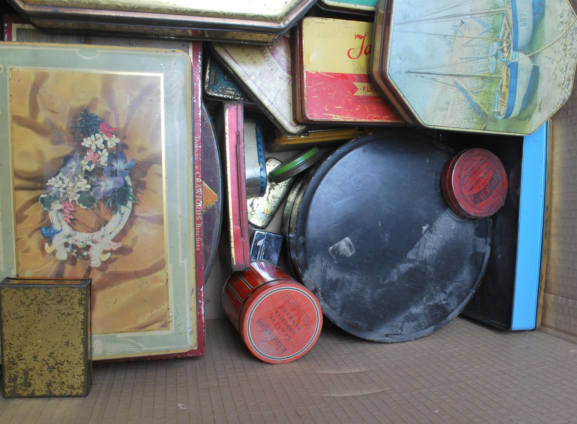 A large collection of vintage mid 20th century advertising tins, biscuits tins, to include some - Bild 4 aus 6