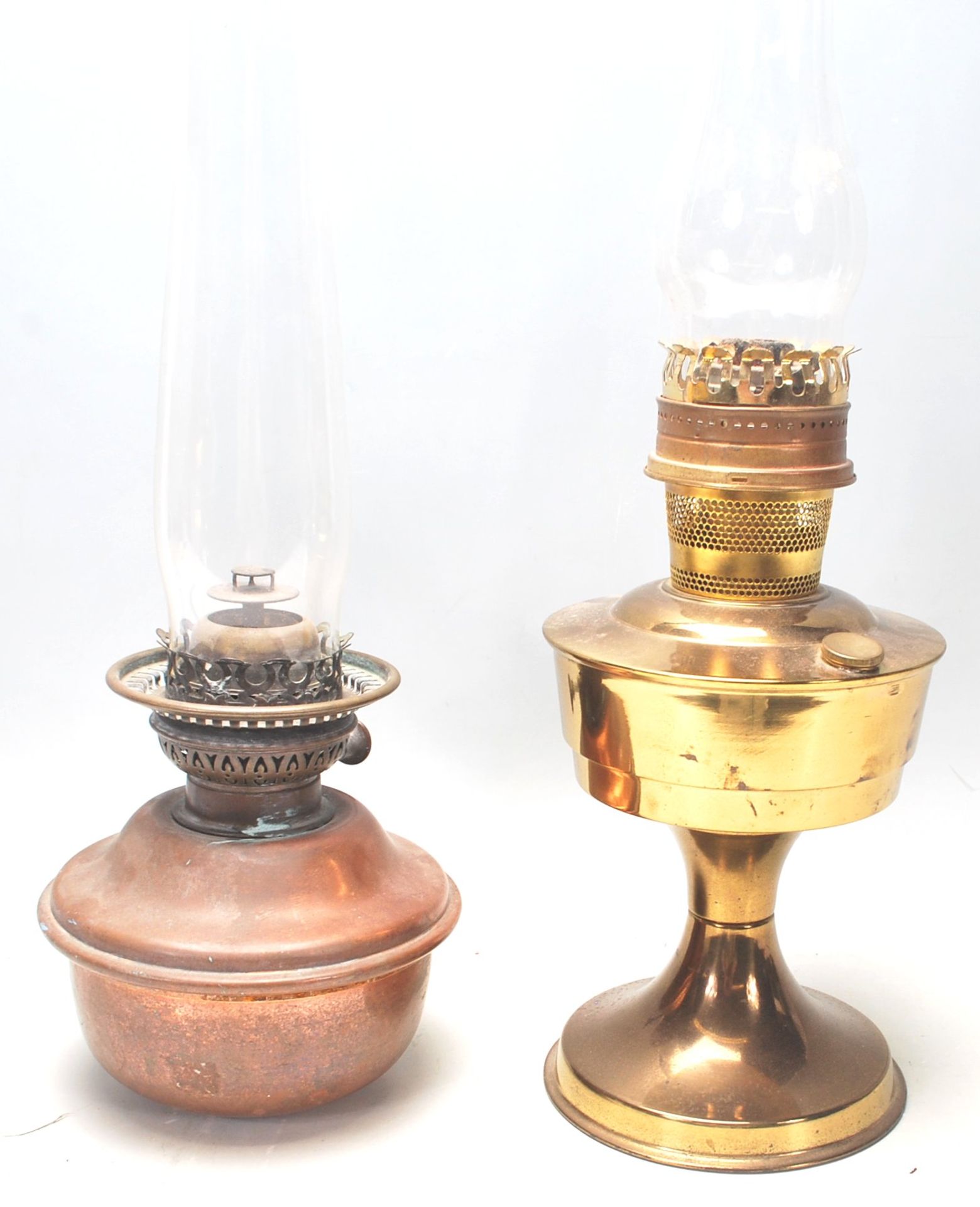 A pair of early 20th century brass oil lamps, one set on a circular base, both complete with glass - Bild 8 aus 9