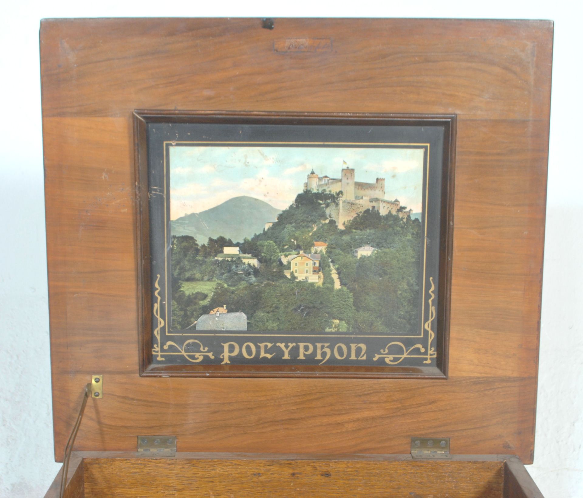 An early 20th Century table top polyphon case of square form having a panelled lid with inlaid - Bild 6 aus 7