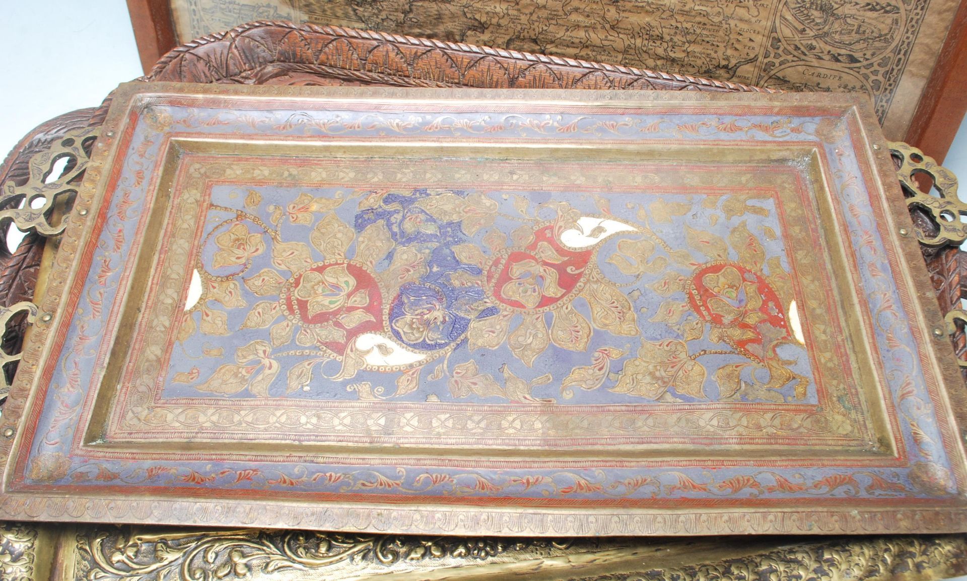 A good collection of antique serving trays to include a glazed map of Wales by John Speed, Indian - Bild 2 aus 8