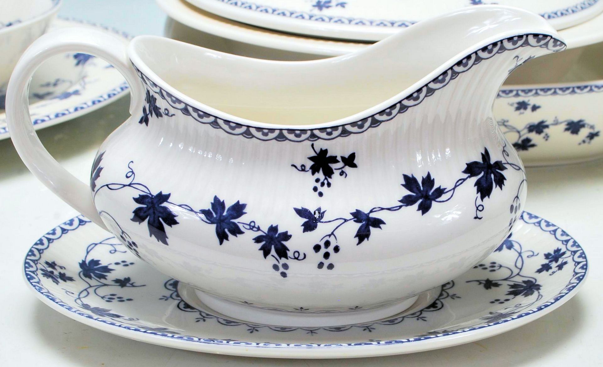 Royal Doulton - Yorktown - A large fine bone china dinner service decorated with blue floral - Bild 5 aus 11