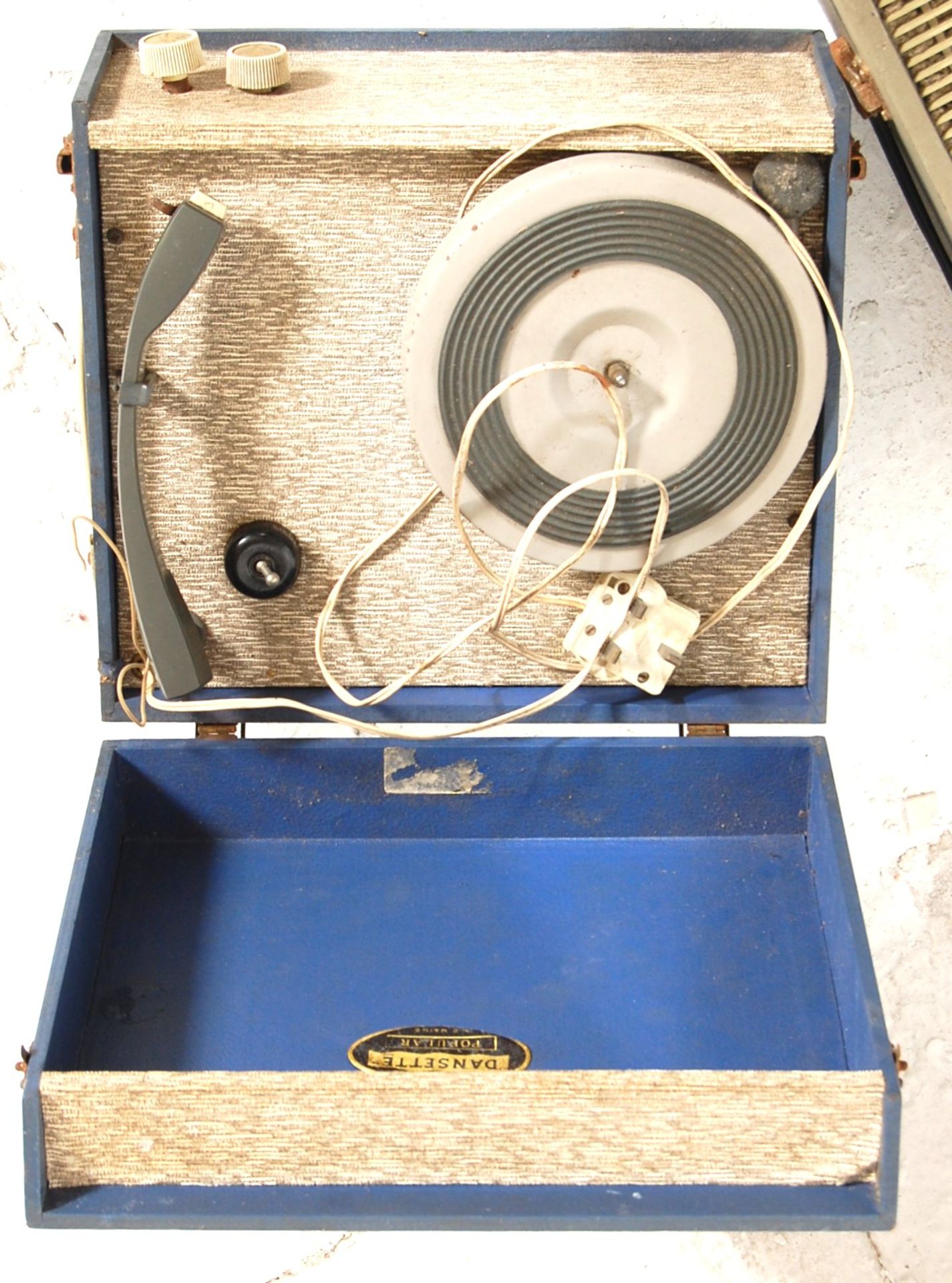 A collection of three retro vintage 1950s record players / turntables to include a Dansette - Bild 3 aus 5