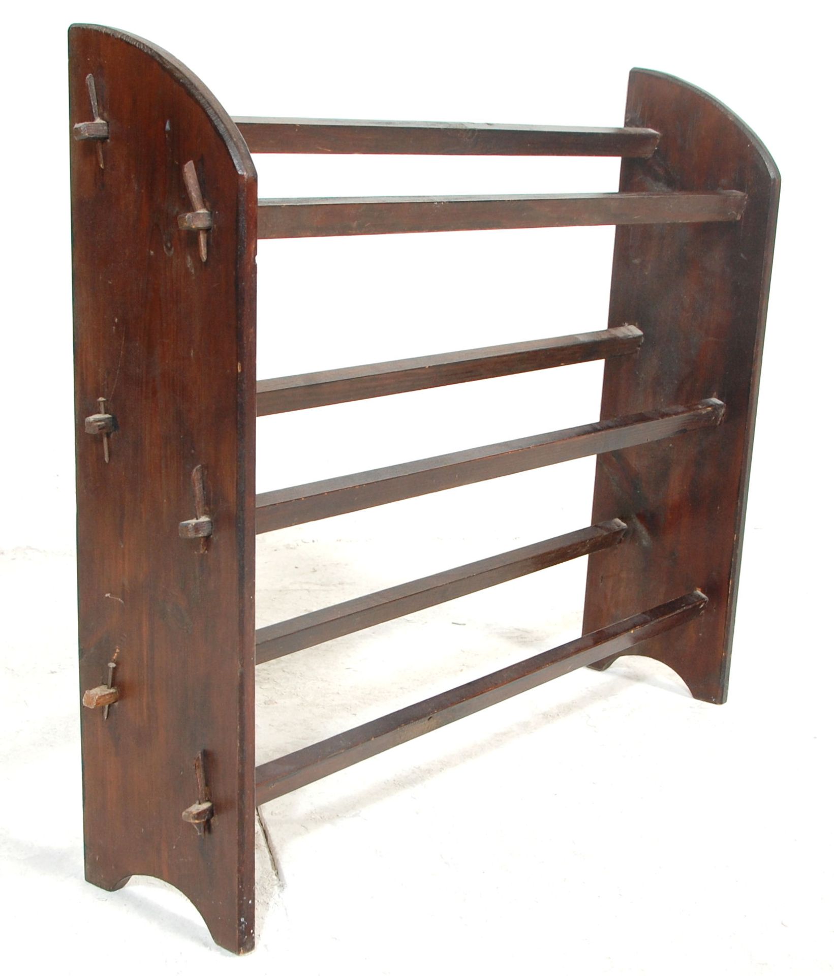 An early 20th Century arts and crafts bookshelf having panelled supports with square block stretcher - Bild 2 aus 8