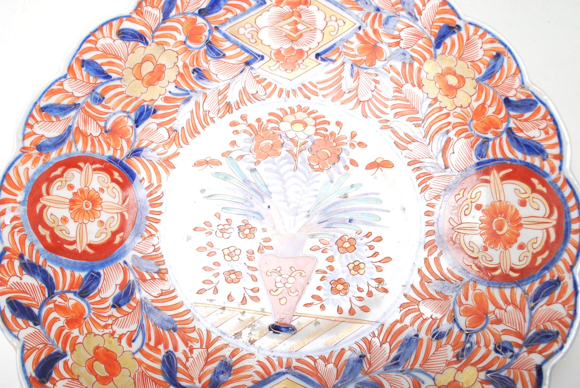 A 19th Century Japanese Imari charger plate with scalloped rim, typical decoration with a vase of - Bild 3 aus 6