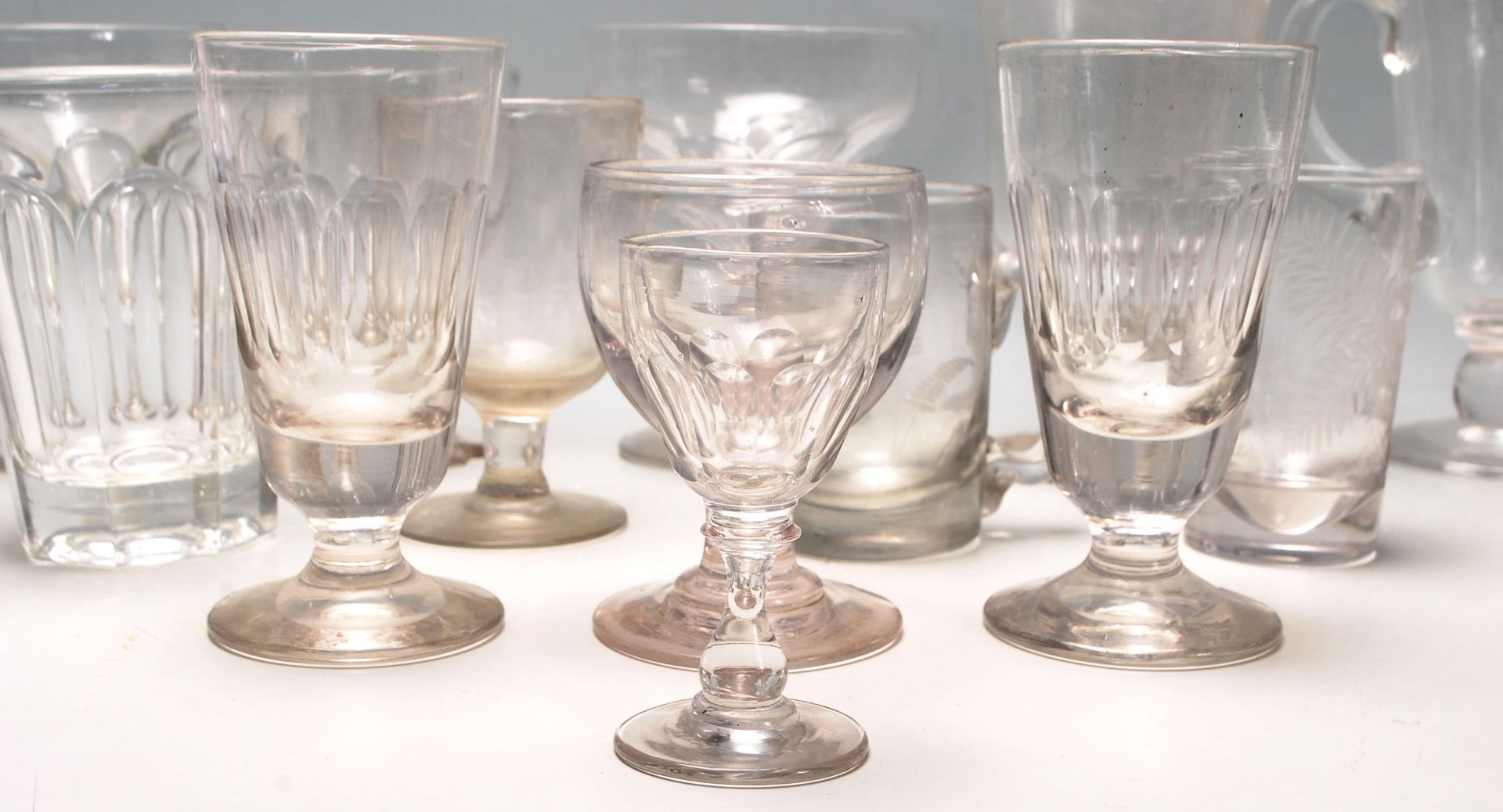 Aa collection of late 19th century and 20th century Victorian cut glass drinking glasses to - Bild 2 aus 6