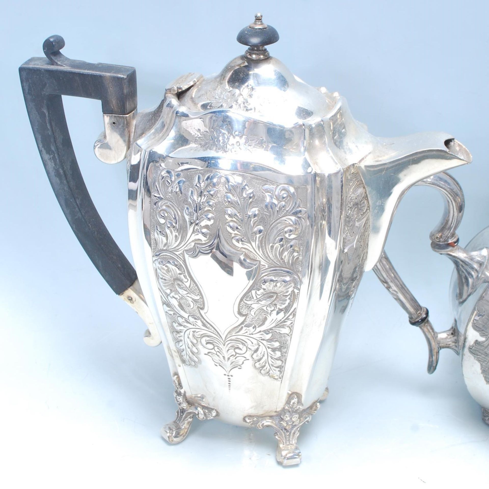 A collection of early 20th Century silver plated items to include a silver plated kettle having - Bild 12 aus 16