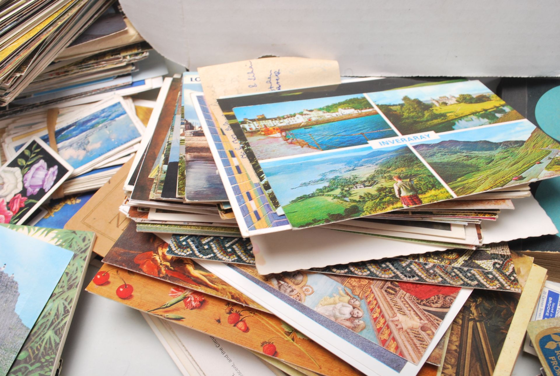 A large collection of approximative 200 postcards and ephemera dating from late 19th century - Bild 8 aus 24