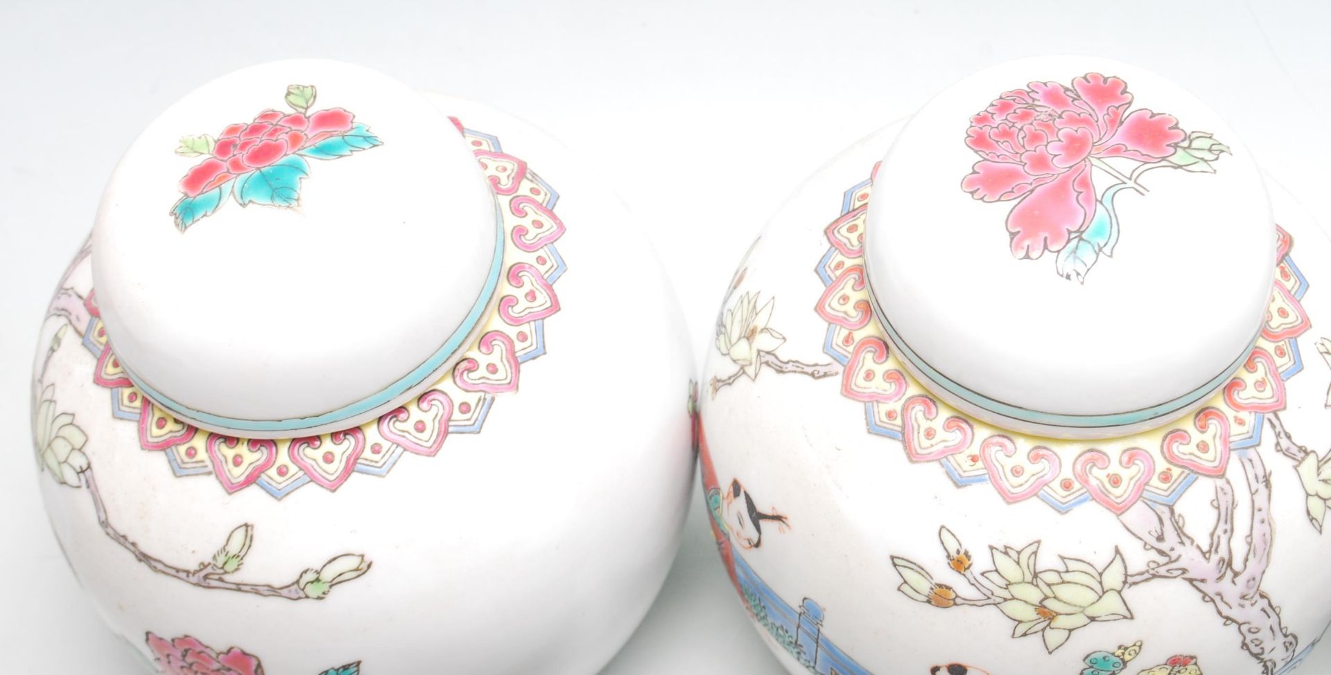 A collection of 20th Century Chinese republic period ginger jars decorated with famille rose - Bild 7 aus 12