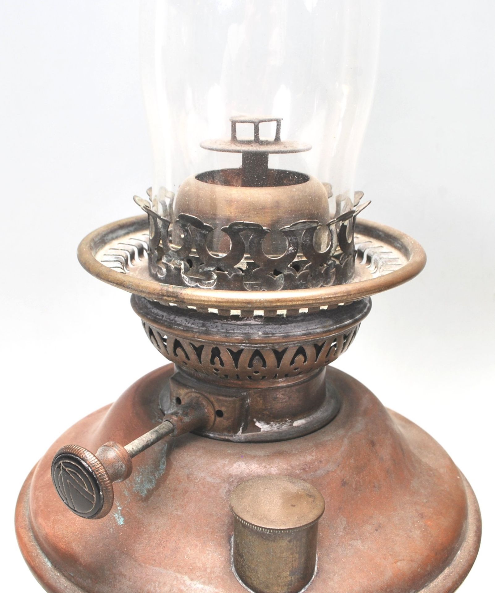 A pair of early 20th century brass oil lamps, one set on a circular base, both complete with glass - Bild 4 aus 9