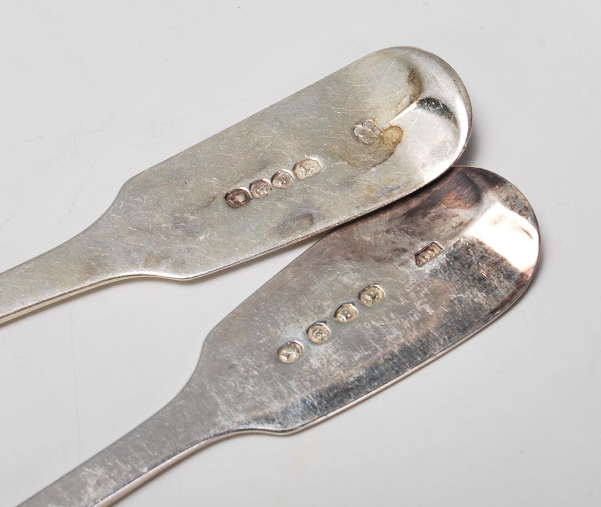 A collection of five 19th century Victorian silver serving spoons dated London 1841 and 1842 - Bild 10 aus 11