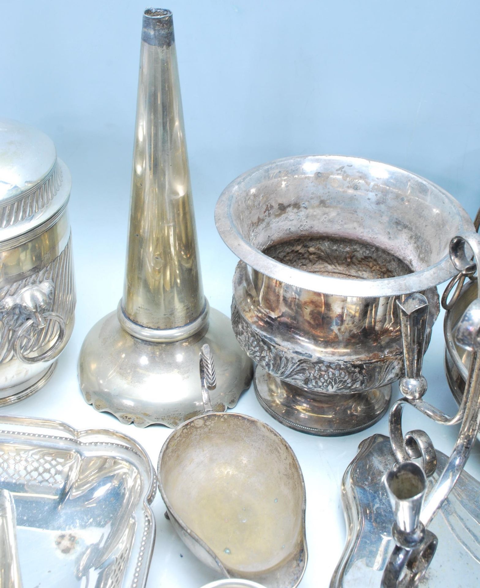A large collection of early 20th Century silver plated items to include a silver plate flower - Bild 14 aus 20