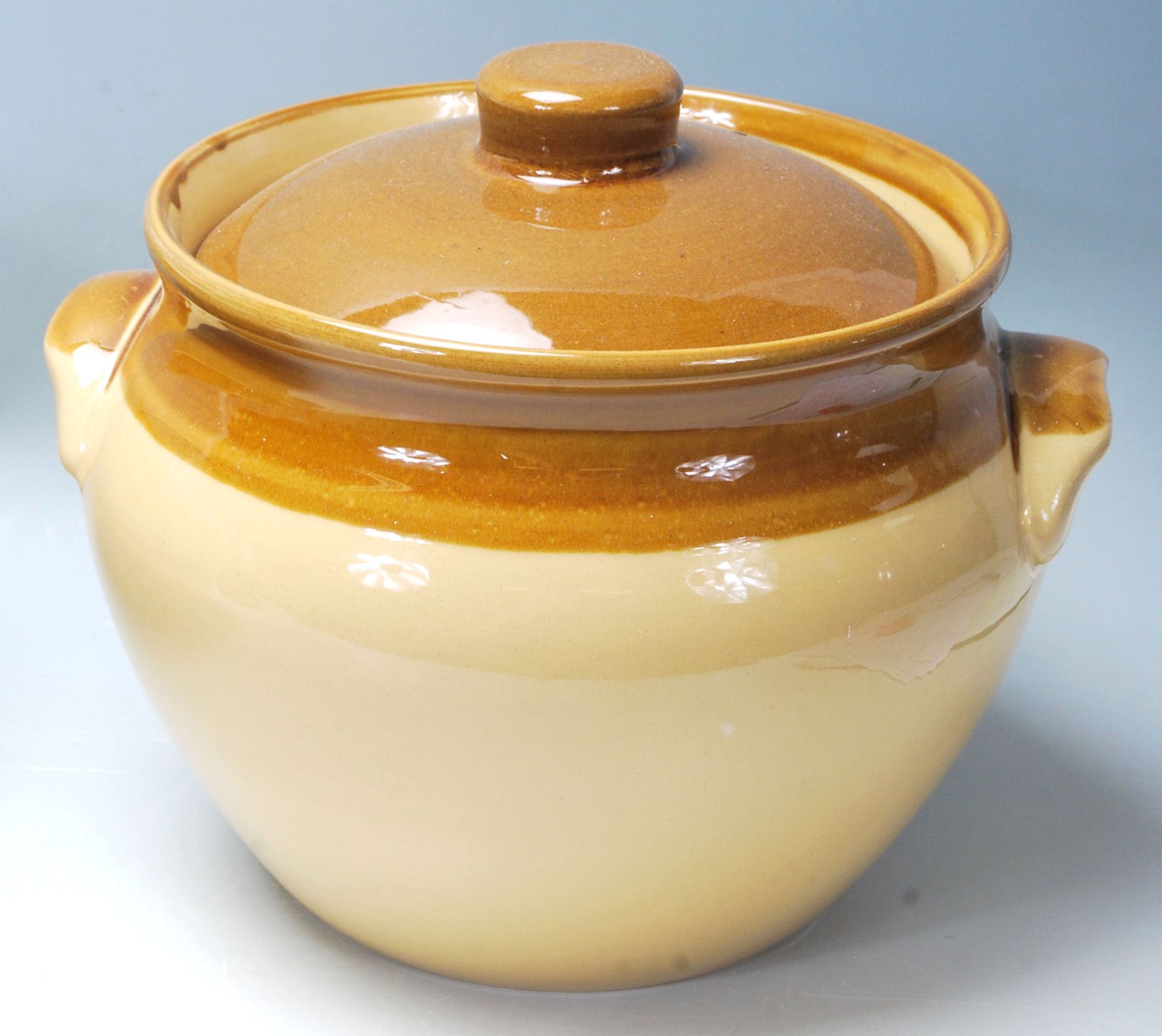 A collection of retro vintage mid century kitchenalia to include a ceramic kettle, jug, sugarpot, - Bild 5 aus 7