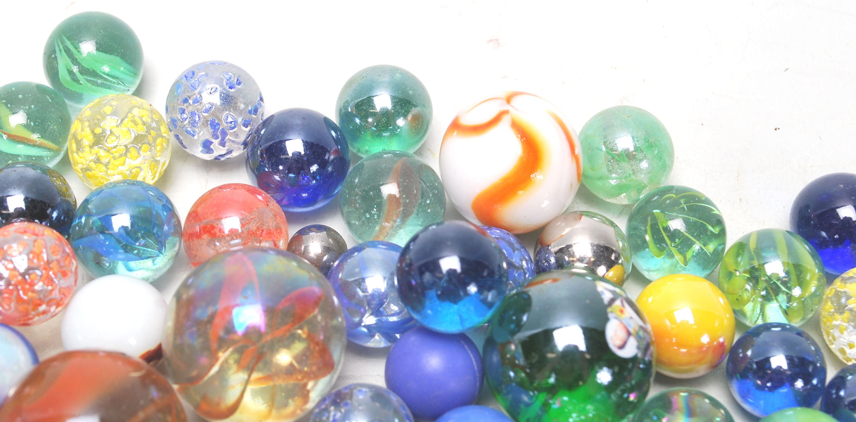 A collection of 20th Century glass marbles to include a wide selection of colours and styles to - Image 5 of 7