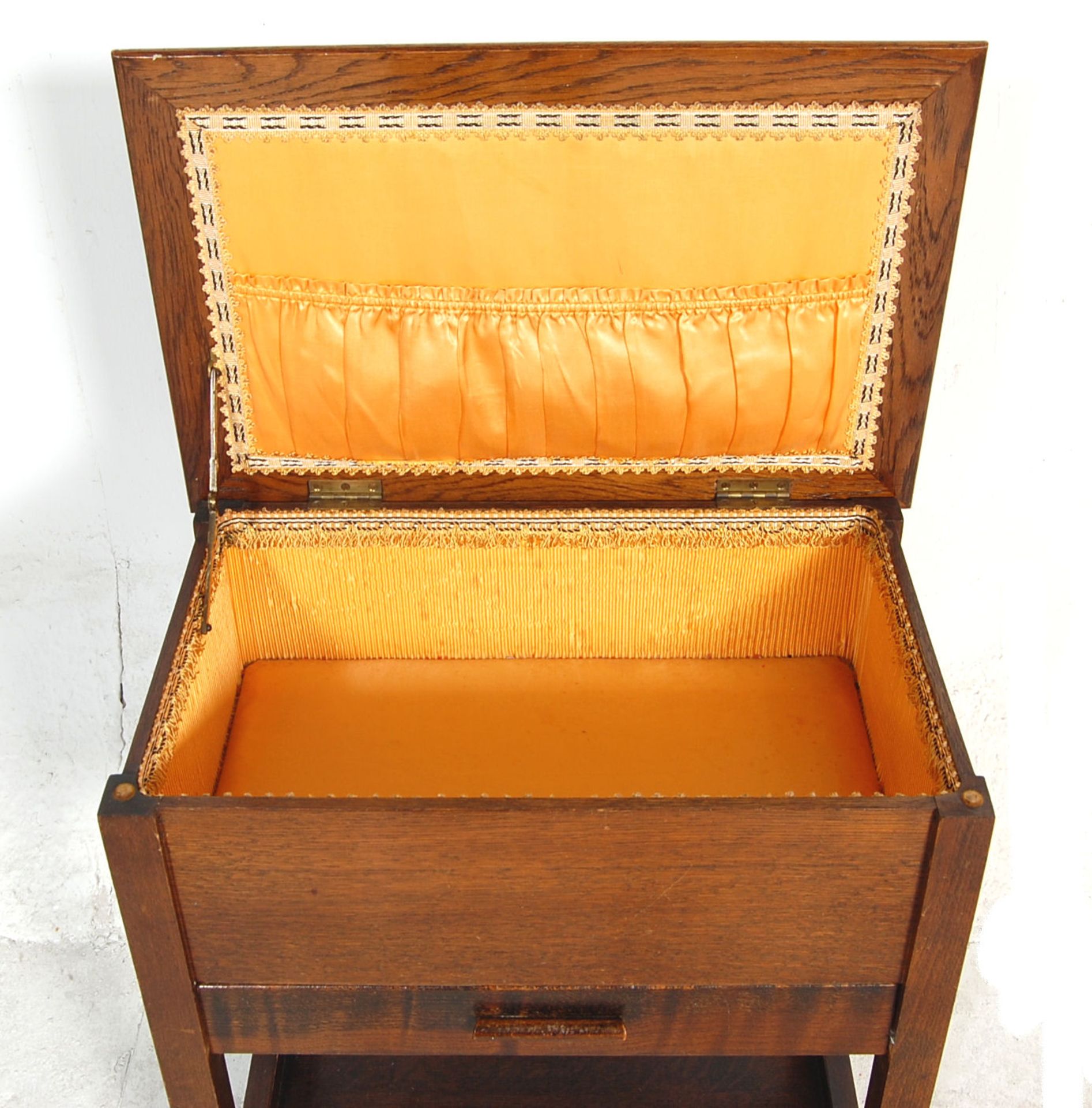 A 1920’s antique oak sewing box with hinged top and inlaid interior over a single drawer with soft - Bild 4 aus 6