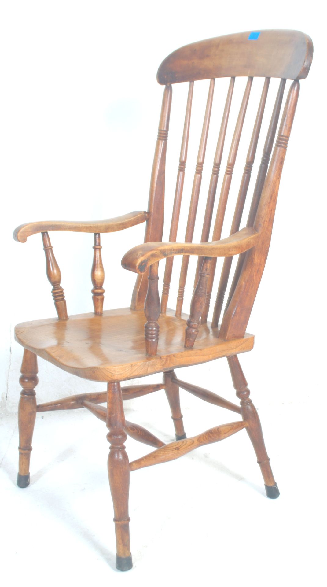 A 19th Century Victorian beech and elm windsor chair  / armchair having a shaped seat raised on four - Bild 3 aus 4