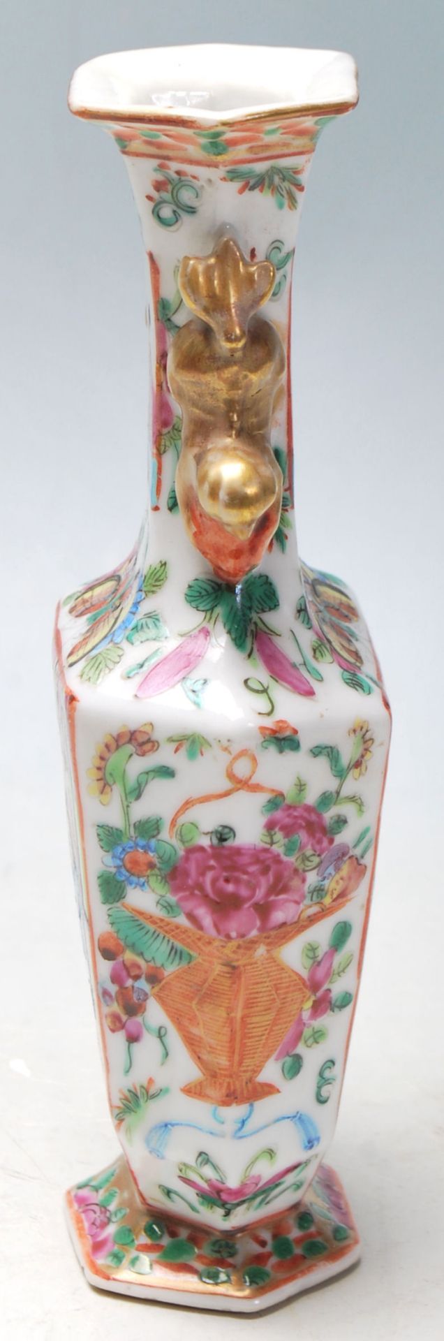 An early 20th Century Chinese Canton famille rose vase of faceted form having hand painted panels - Bild 4 aus 6