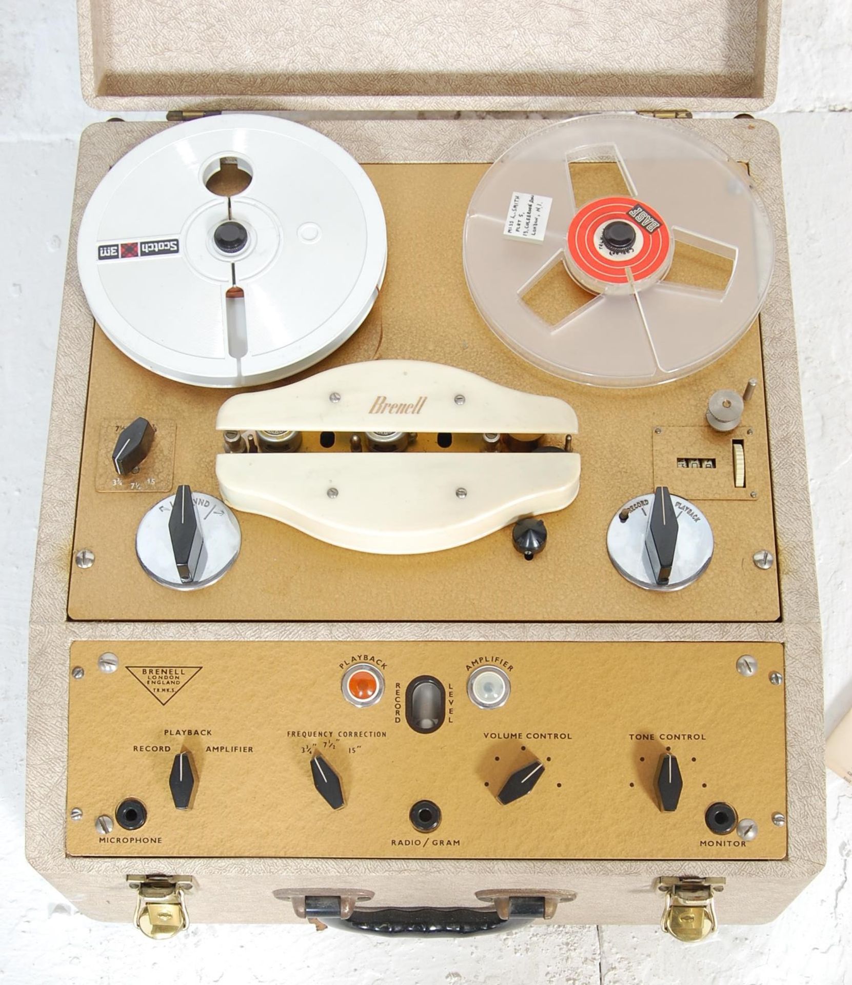 A retro vintage Brenell Mark 5 portable reel to reel tape recorder housed in a beige carry case. - Bild 3 aus 7
