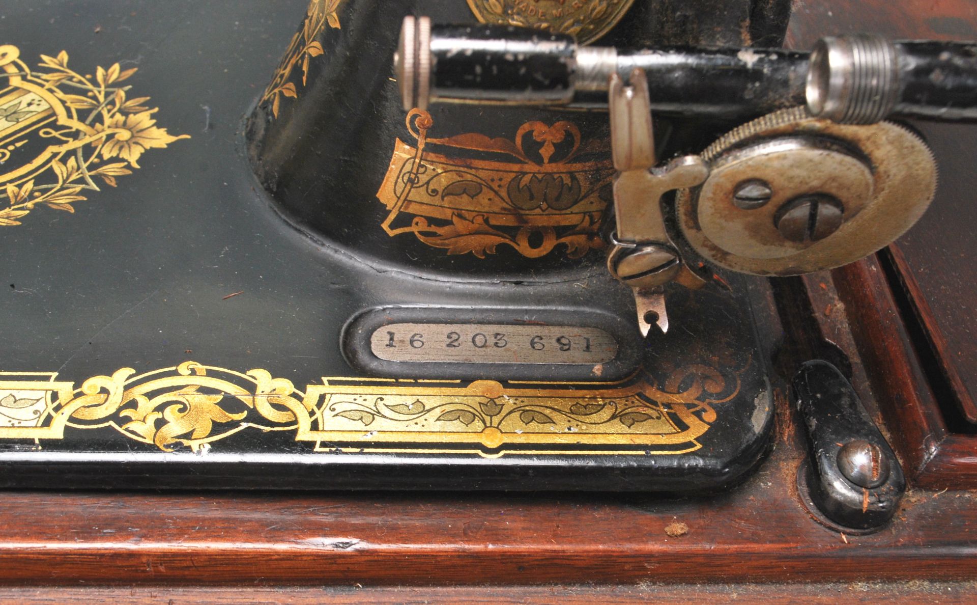 A vintage early 20th Century oak cased Singer Sewing machine having a good art deco sarcophagus - Bild 5 aus 11