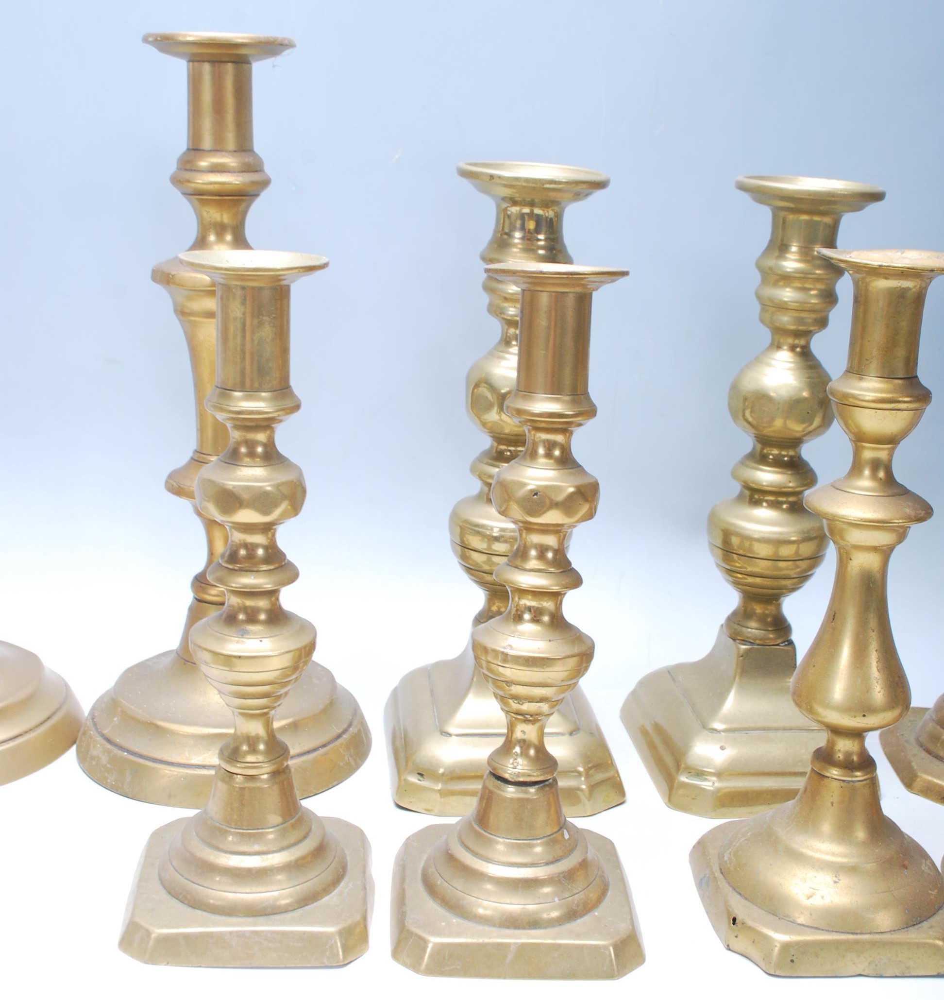 An early 20th / late 19th Century set of six tabletop brass candlesticks being raised on a squared - Bild 8 aus 12