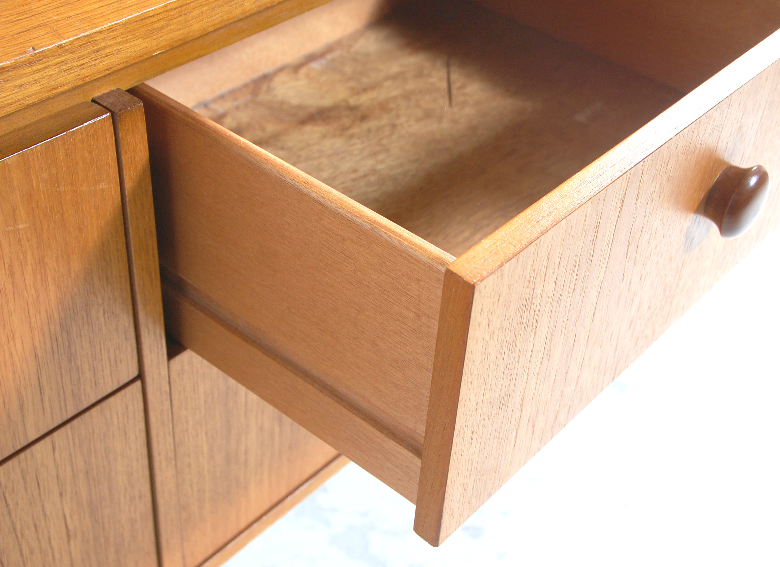 A retro vintage mid 20th Century teak danish influenced  cresenza sideboard. Of low and wide form - Bild 7 aus 8