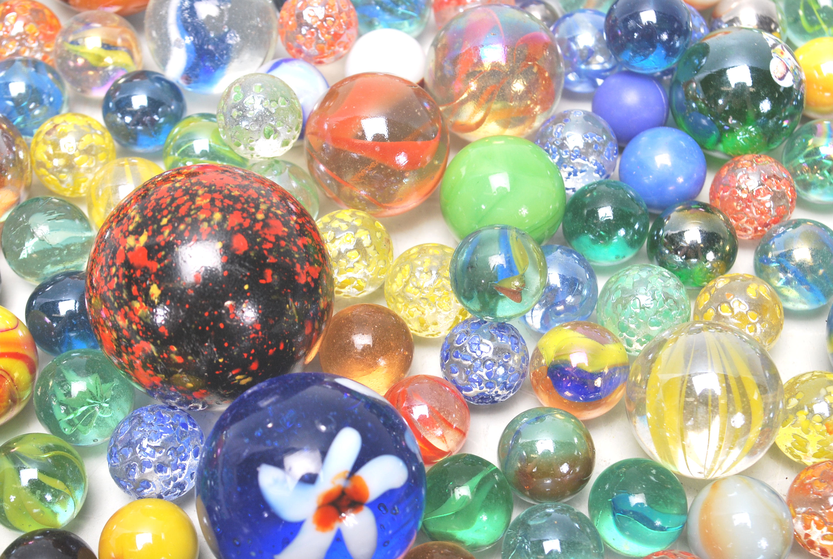 A collection of 20th Century glass marbles to include a wide selection of colours and styles to - Image 4 of 7