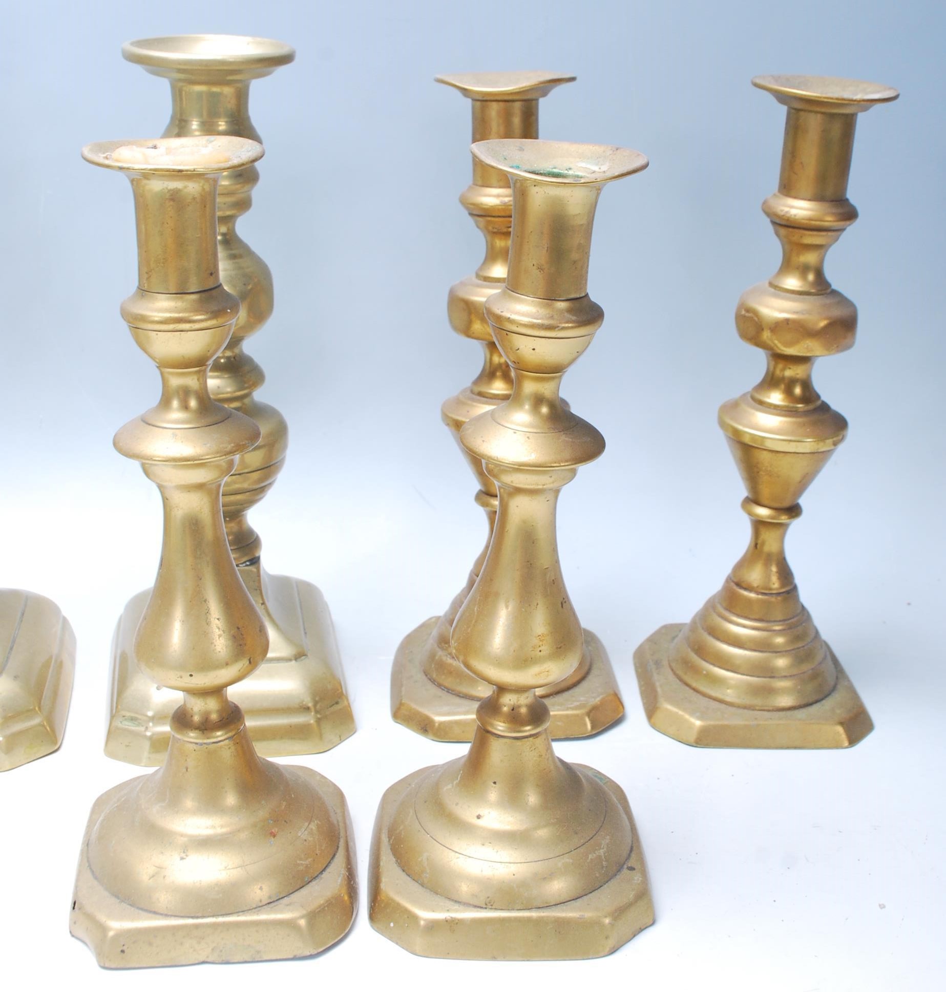 An early 20th / late 19th Century set of six tabletop brass candlesticks being raised on a squared - Bild 10 aus 12