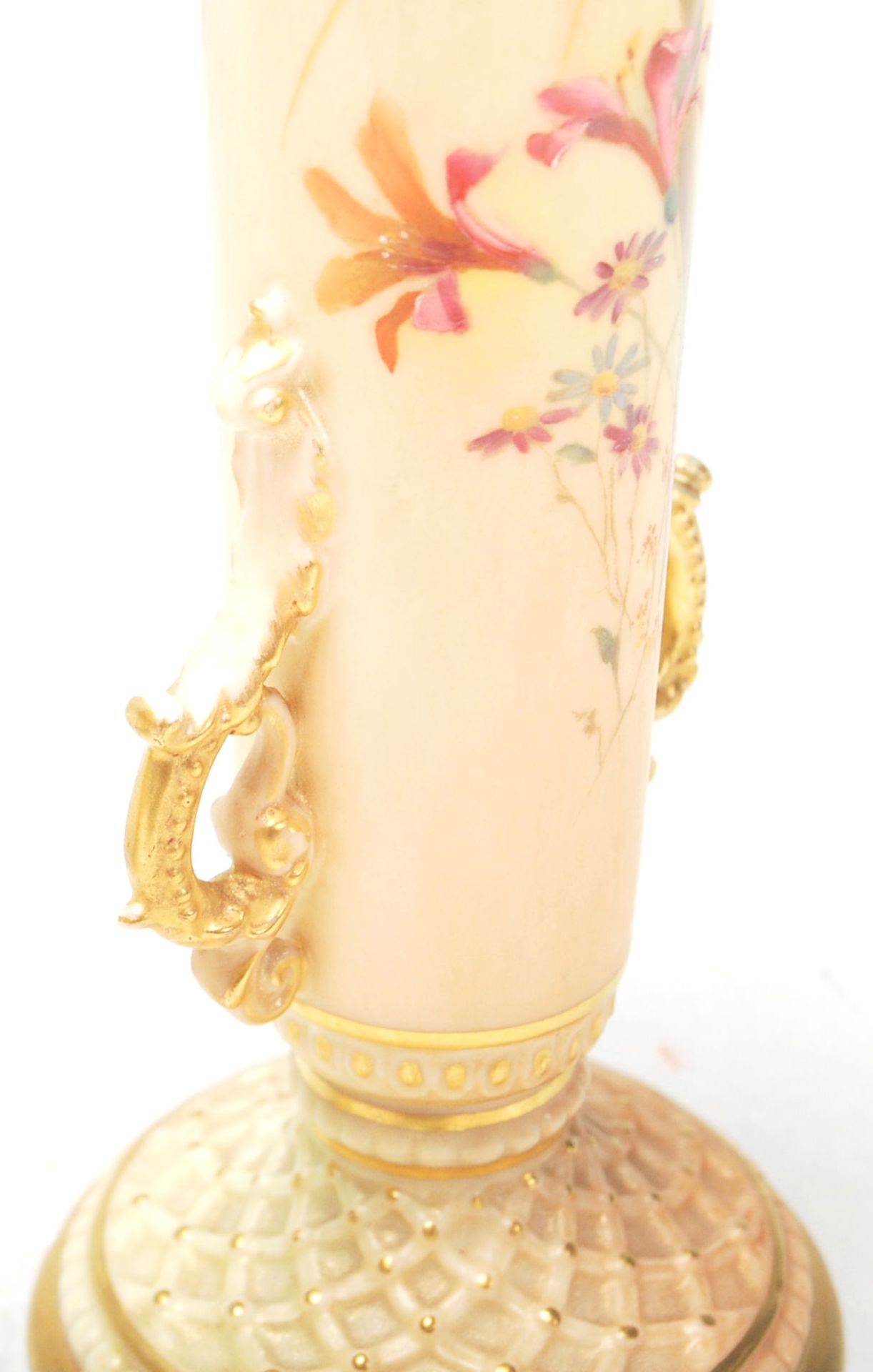 Group of Three Royal Worcester blush ivory vases, hand painted with flowers and gilded decoration, - Bild 5 aus 9