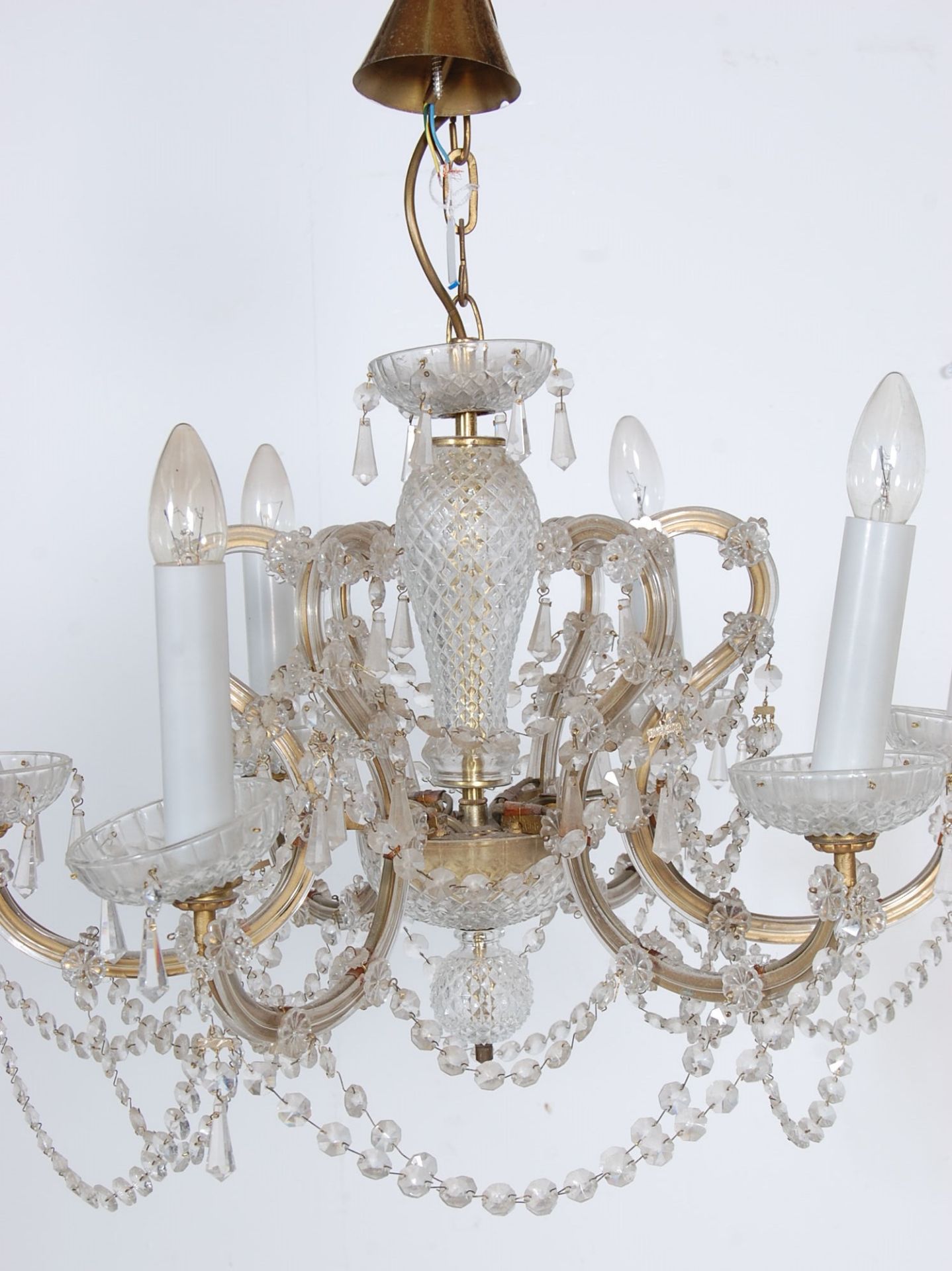 A 20th Century Italian cut glass ceiling chandelier having six branch arms with faux electric - Bild 2 aus 4