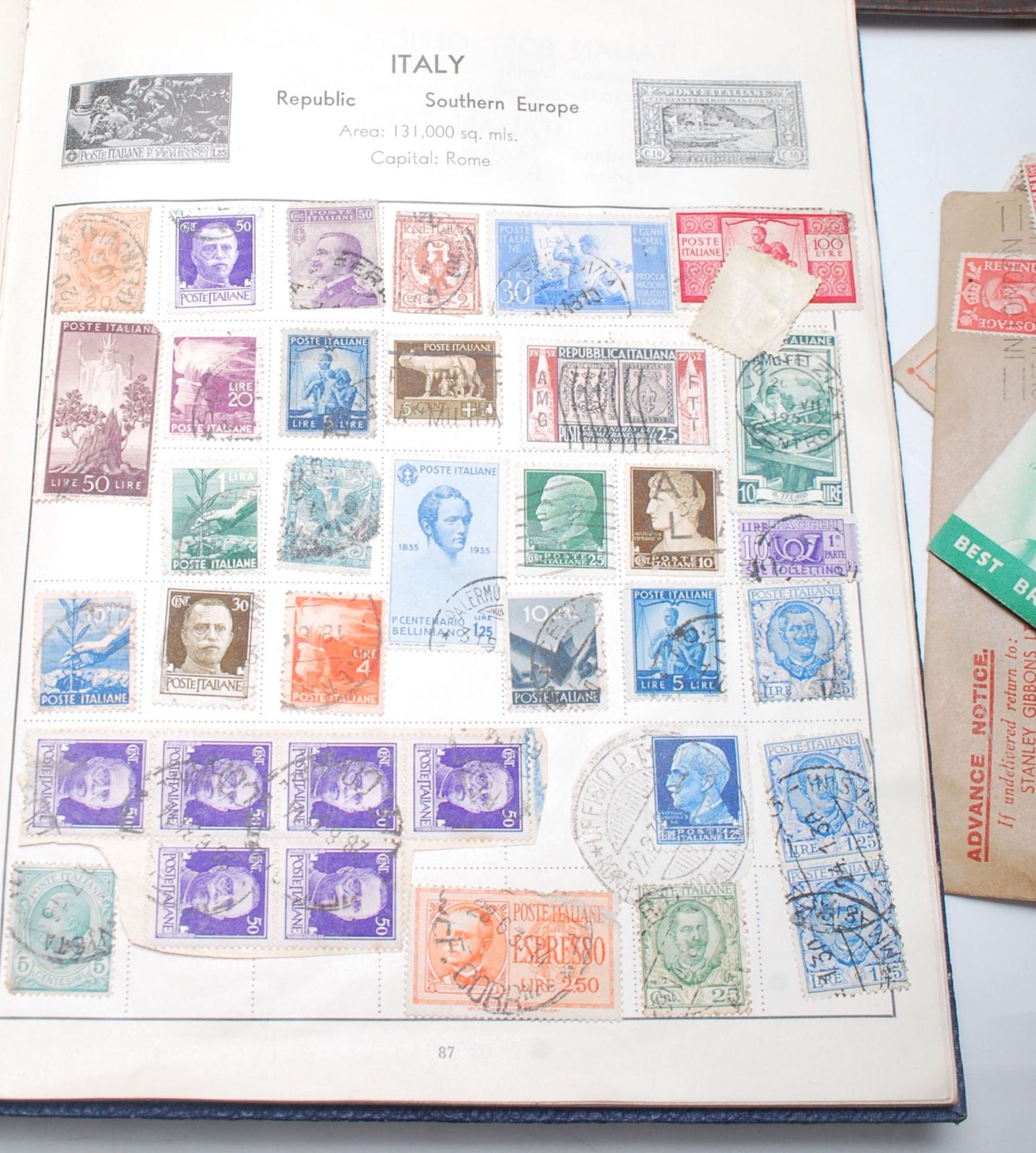 A collection of world stamps across multiple albums to include Great British stamps dating from - Bild 6 aus 7