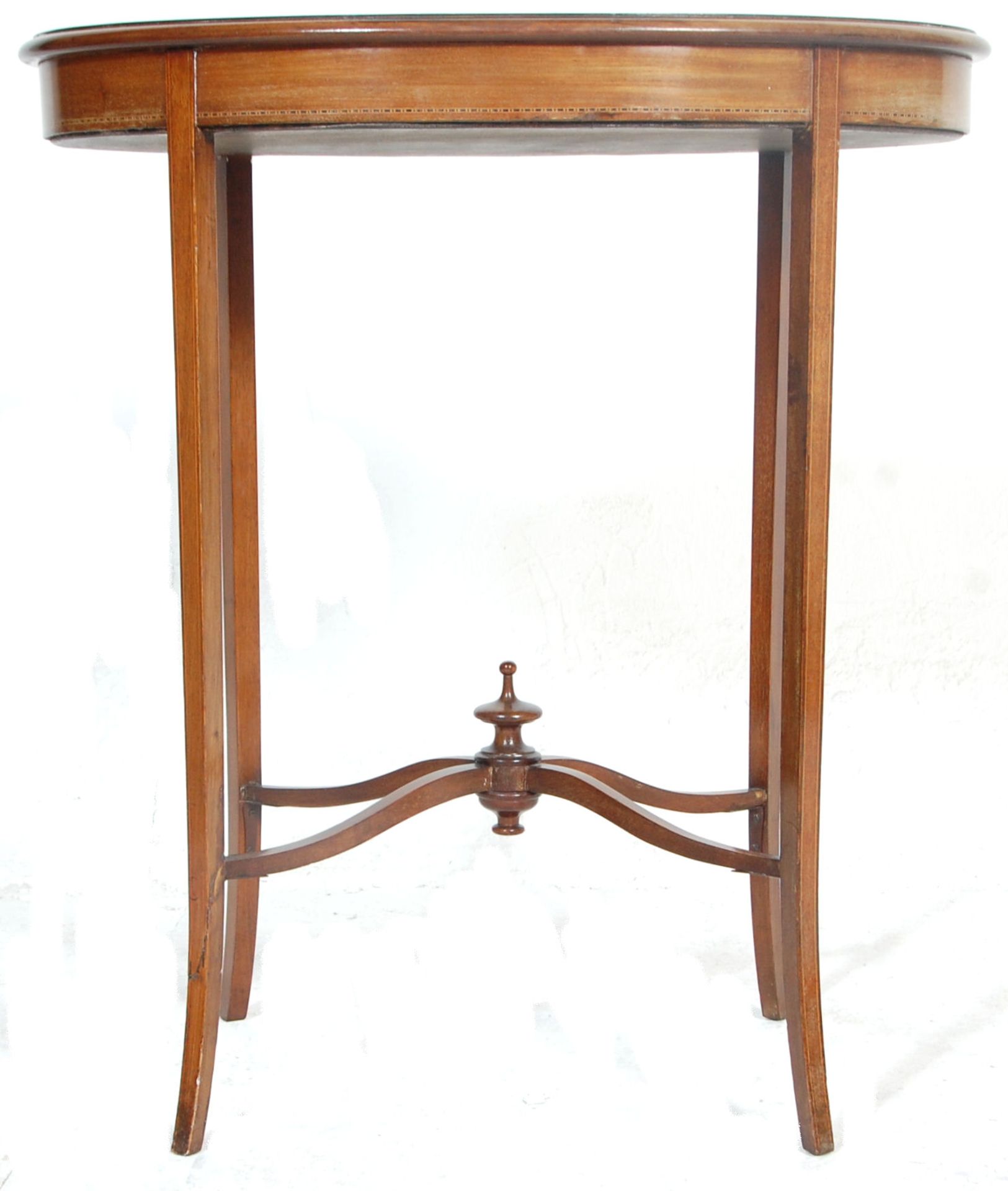 An Edwardian mahogany hall side table having an oval top with a diamond veneer and satinwood - Bild 2 aus 6
