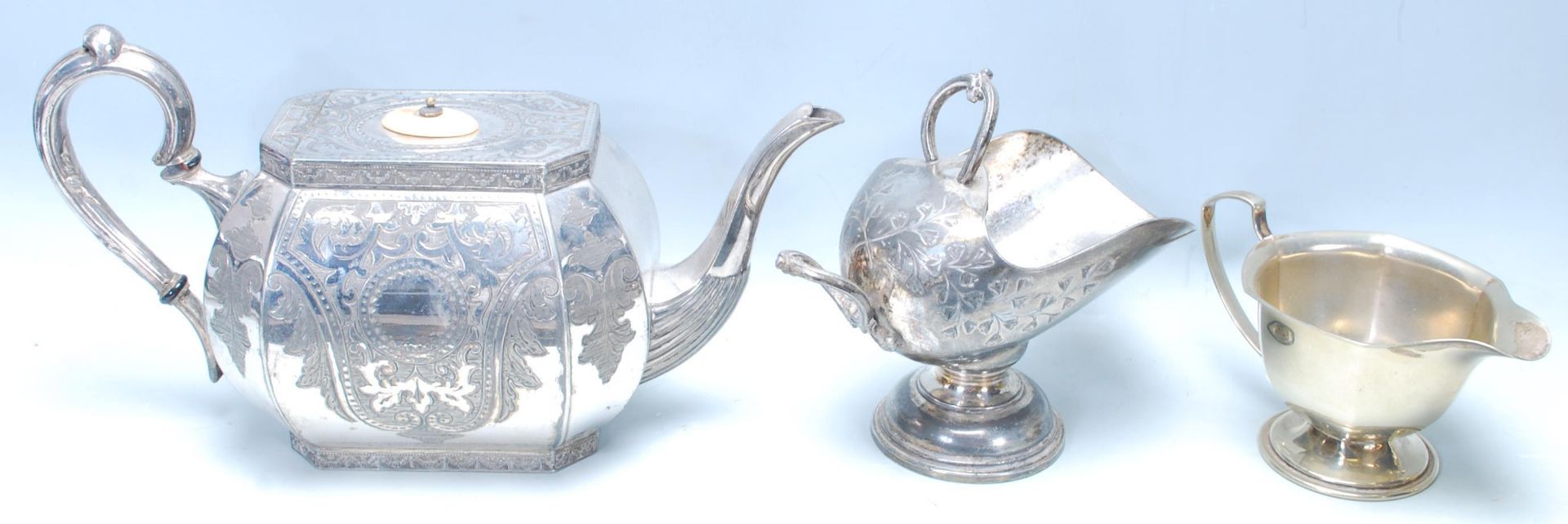 A collection of early 20th Century silver plated items to include a silver plated kettle having - Bild 14 aus 16