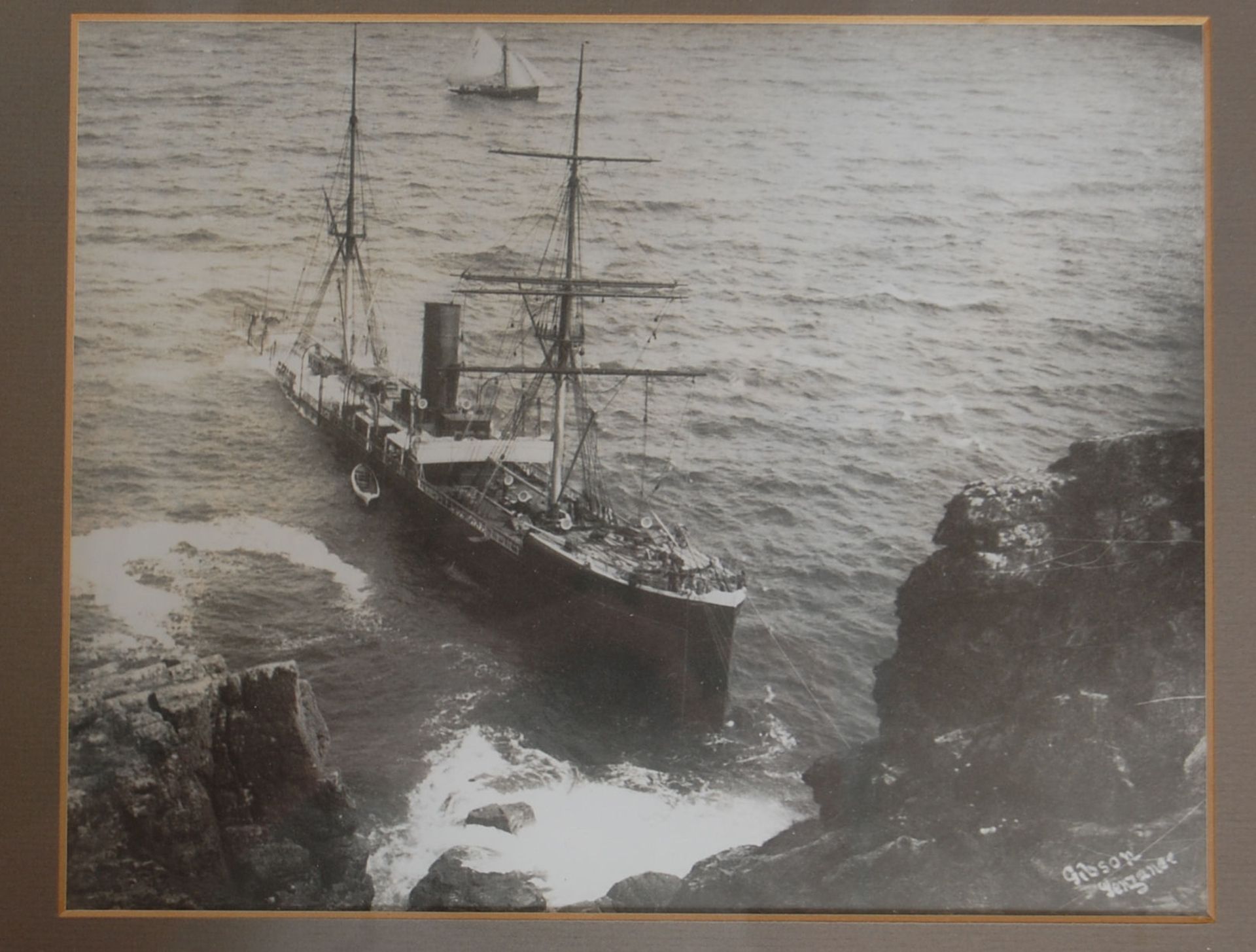 A group of five black and white photographs of shipwrecks dating from the early 20th Century to - Bild 2 aus 9