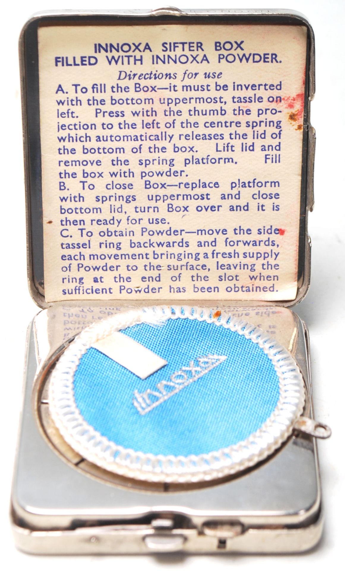 A vintage retro mid 20th Century Innoxa London ladies powder compact of square form having a snake - Bild 2 aus 6