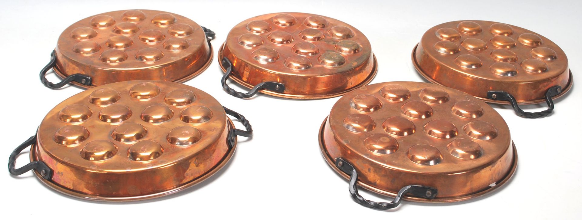 A good set of five vintage 20th Century SIGG Switzerland copper and iron snail / escargot pans, - Bild 6 aus 8