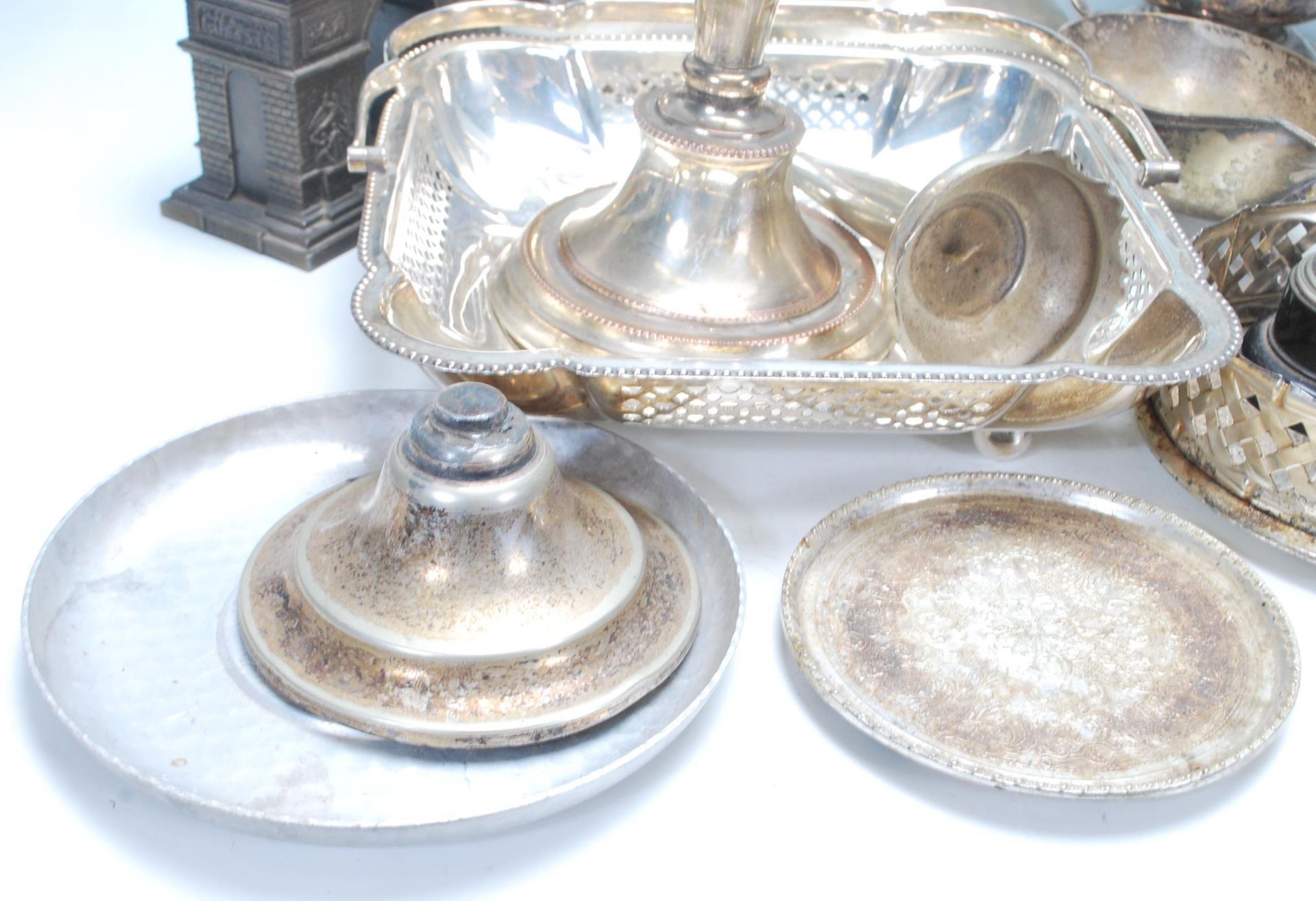 A large collection of early 20th Century silver plated items to include a silver plate flower - Bild 15 aus 20