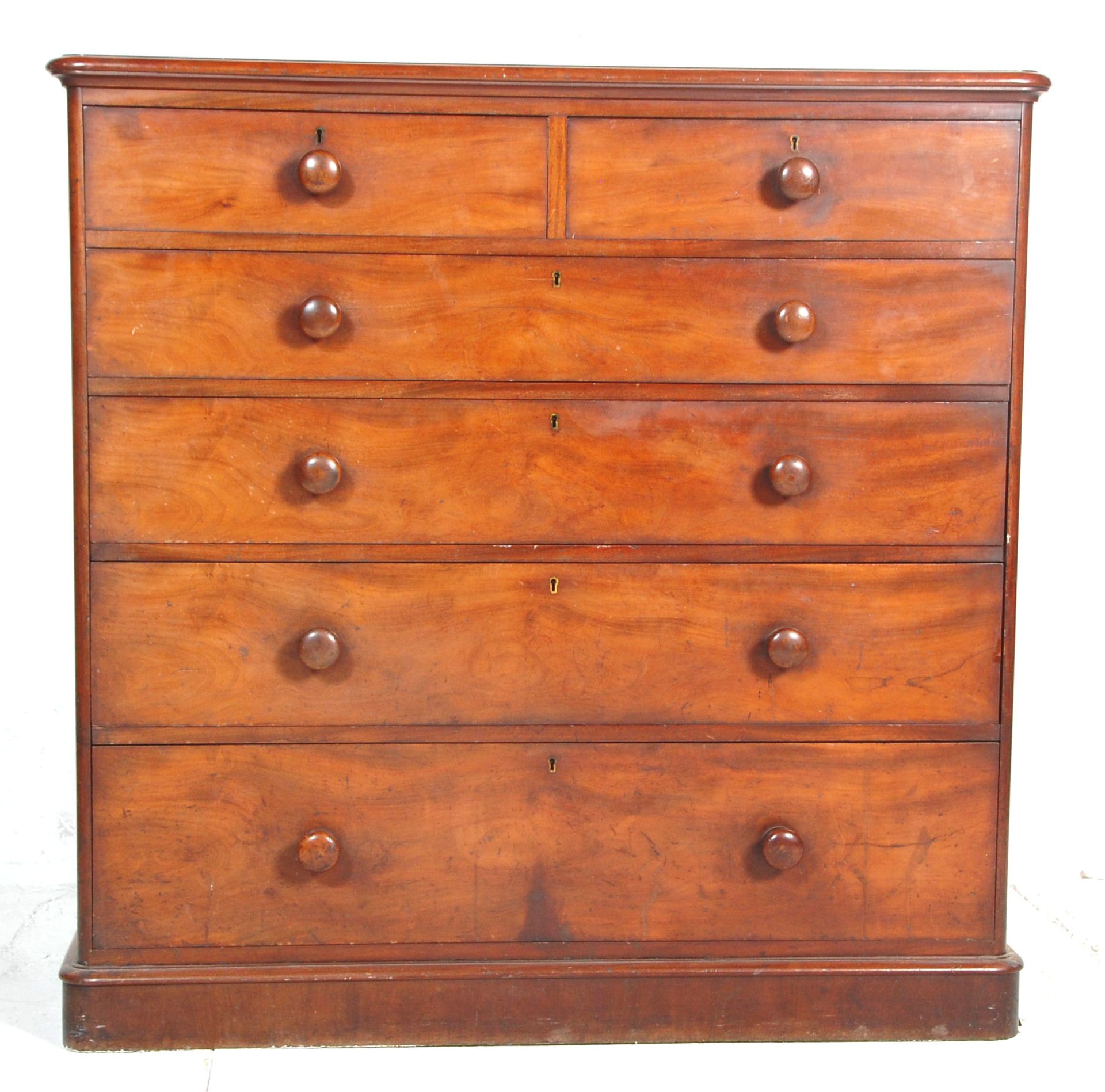 Heals - An antique Victorian 19th Century mahogany chest of drawers by Heals of London. Raised on - Bild 2 aus 7
