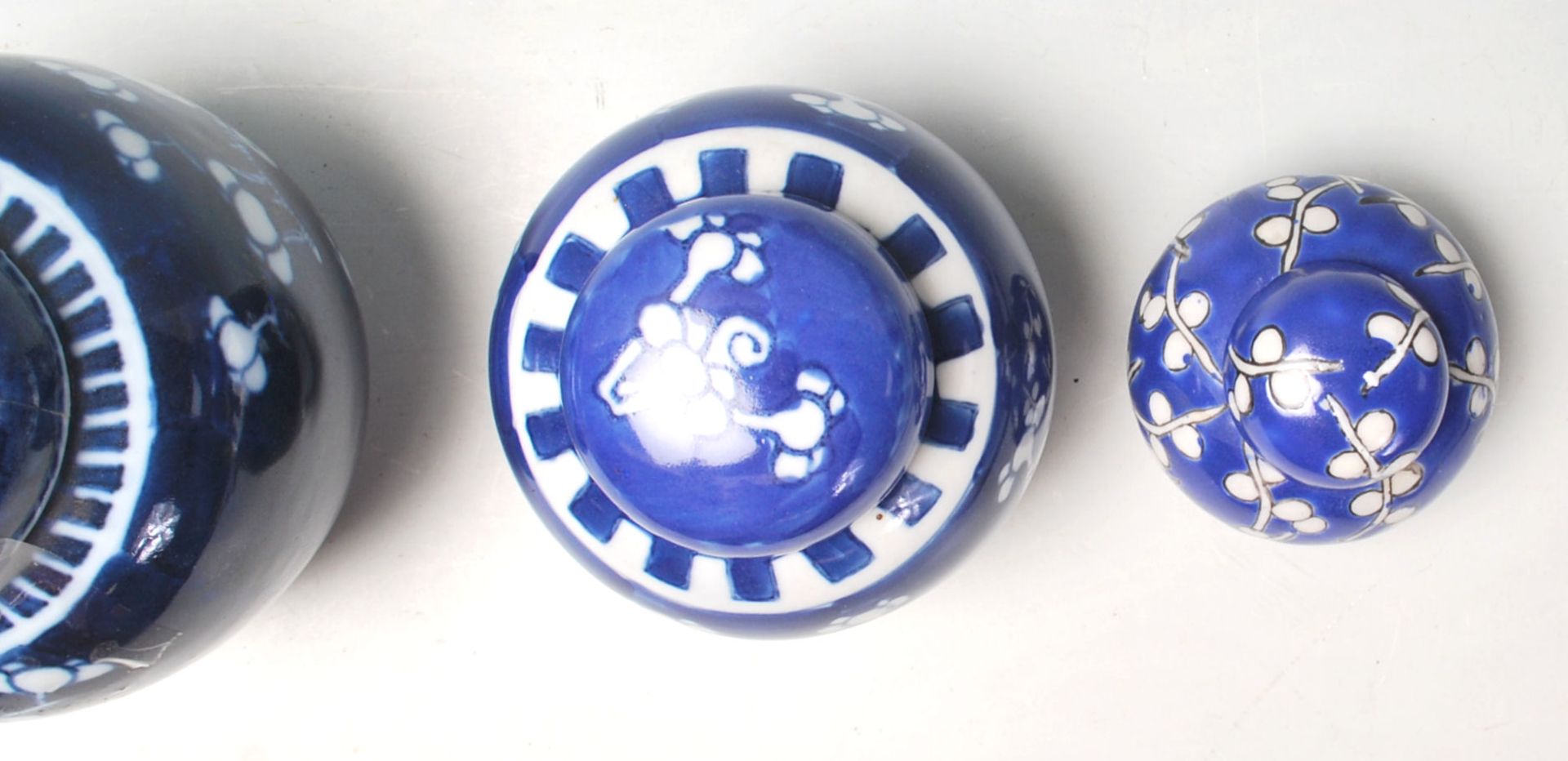 A group of 20th Century hand painted Chinese blue and white ginger jars of bulbous form al being - Bild 2 aus 7