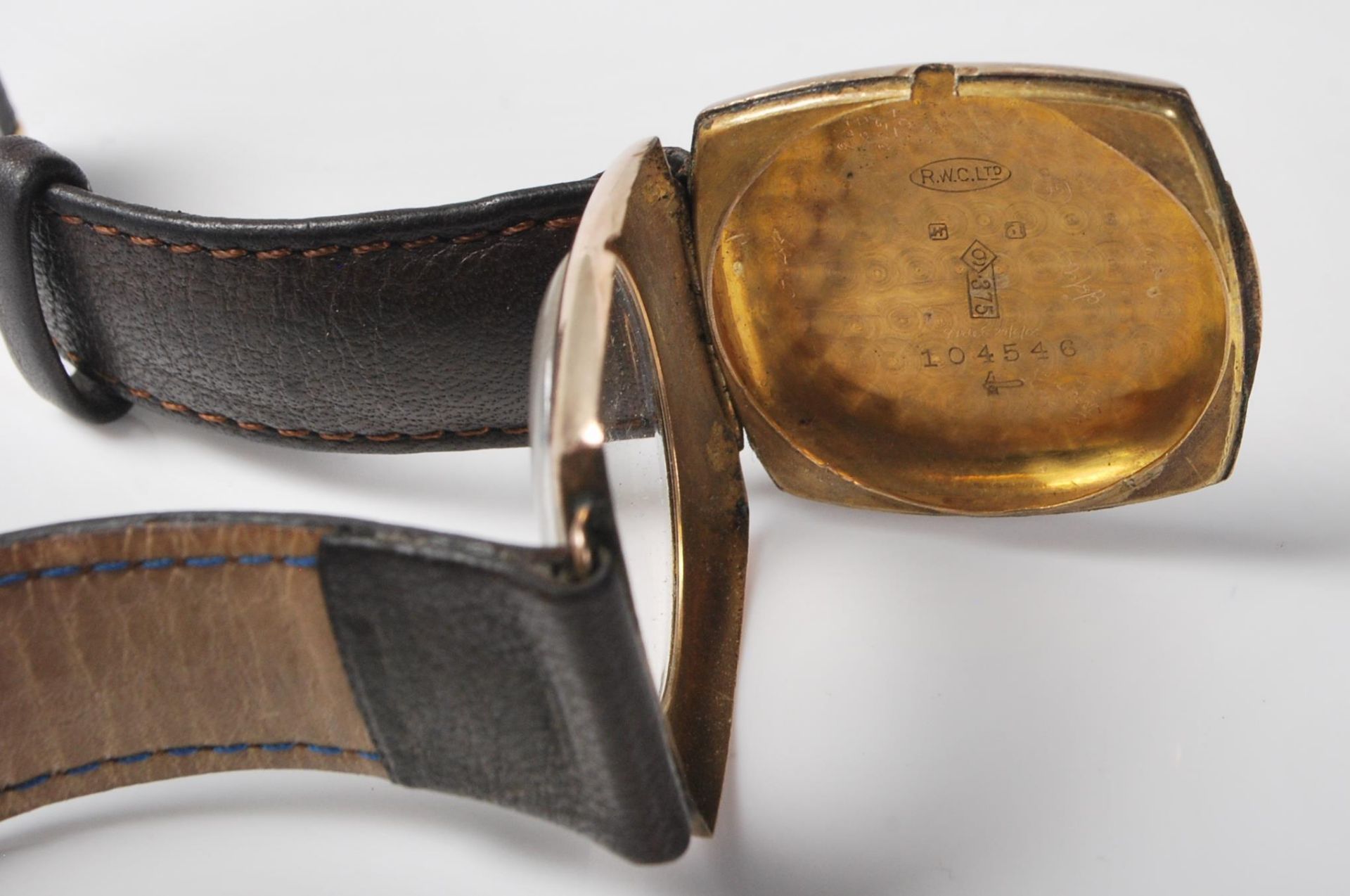 A 9k gold R.W.C.Ltd hallmarked wristwatch case with brown leather strap having 375 and letter “ - Bild 5 aus 5