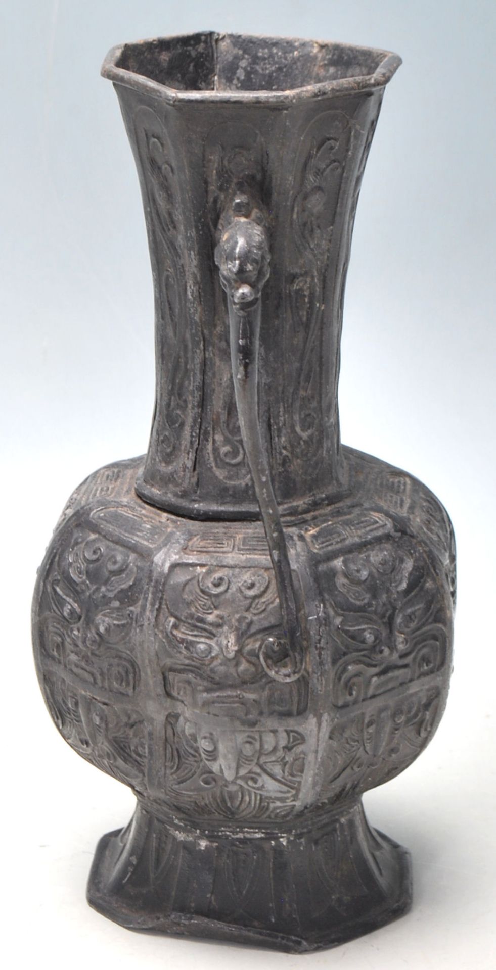 A Chinese antique cast metal gu shaped vase of panelled form, the body having repeating panels - Bild 2 aus 6