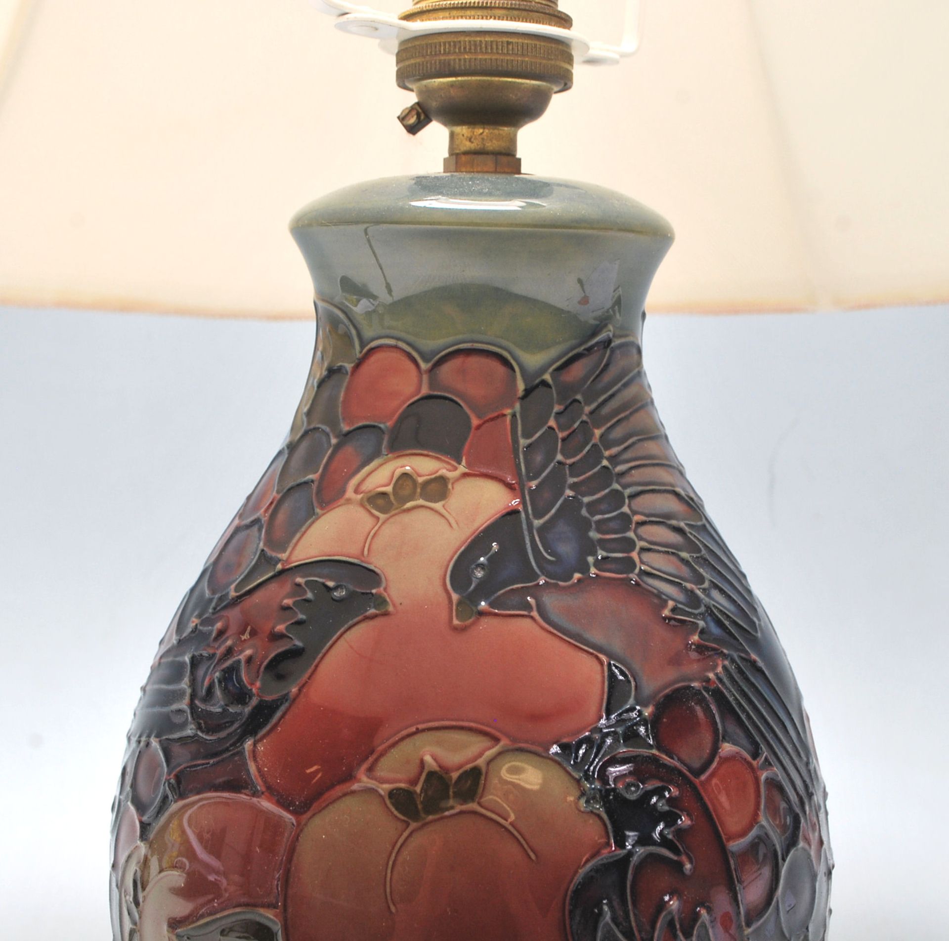 A 20th Century Moorcroft finches pattern table lamp of baluster form being decorated with tube lined - Bild 4 aus 7