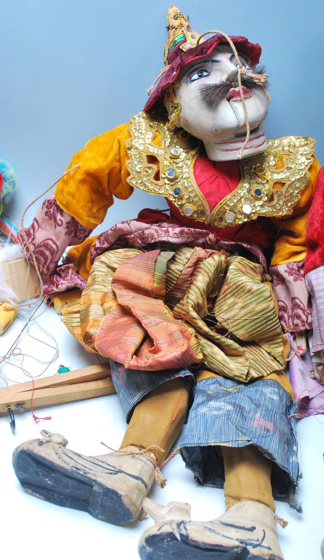 A group of four vintage puppet dolls to include a pair of Thai / oriental dolls having wooden - Bild 6 aus 16