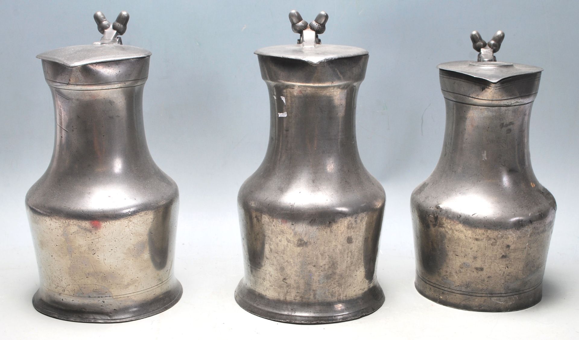 Three large 19th century pewter jugs having hinged lid with acorn decoration - Bild 2 aus 4