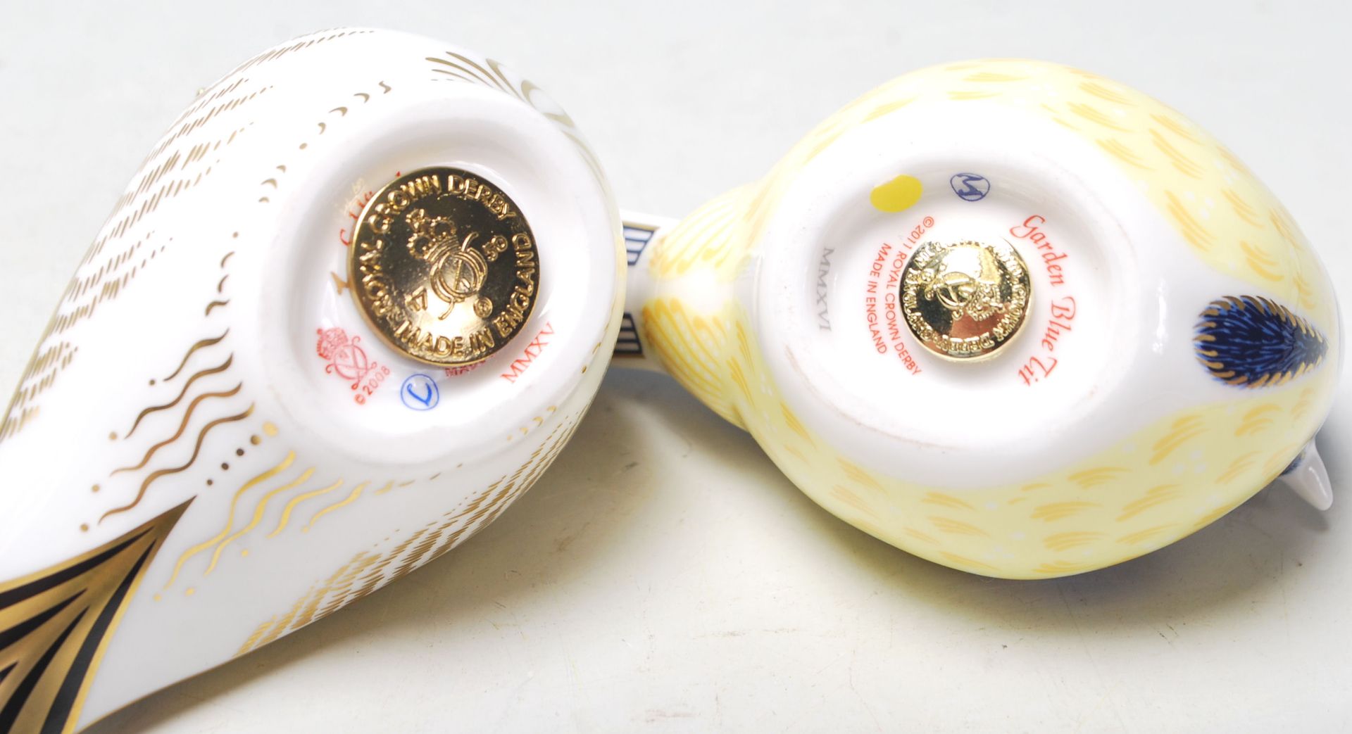 A pair of Royal Crown Derby paperweights both in the shape of birds to include Garden Blue Tit and a - Bild 6 aus 6