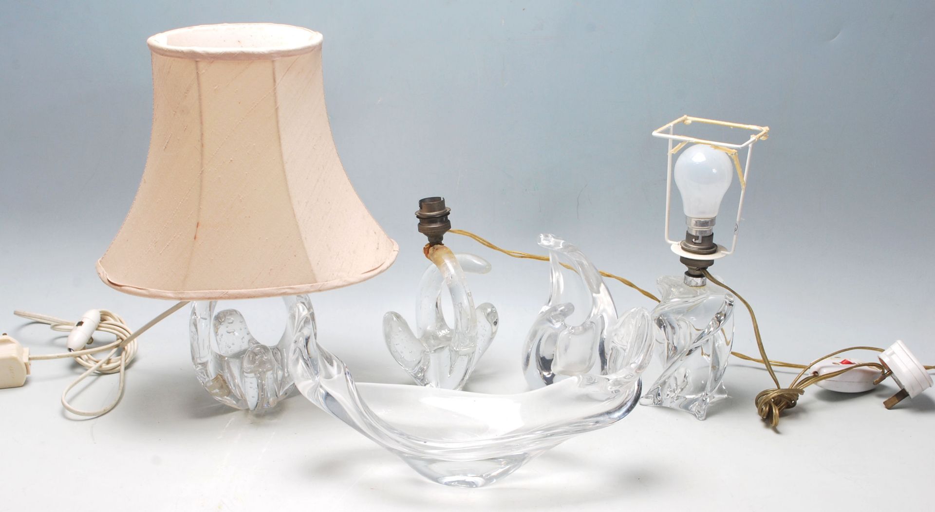 A collection of vintage and retro glass to include table lamp with a twist design, a pair of table