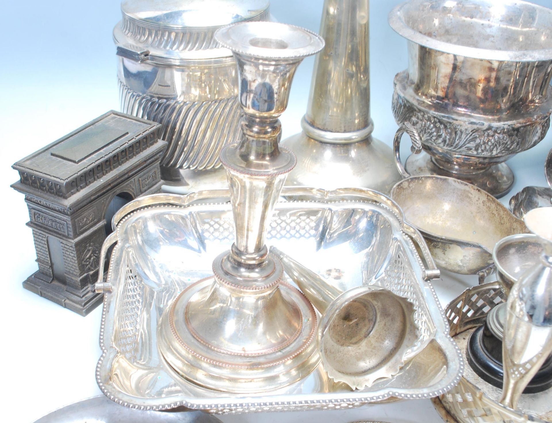 A large collection of early 20th Century silver plated items to include a silver plate flower - Bild 17 aus 20