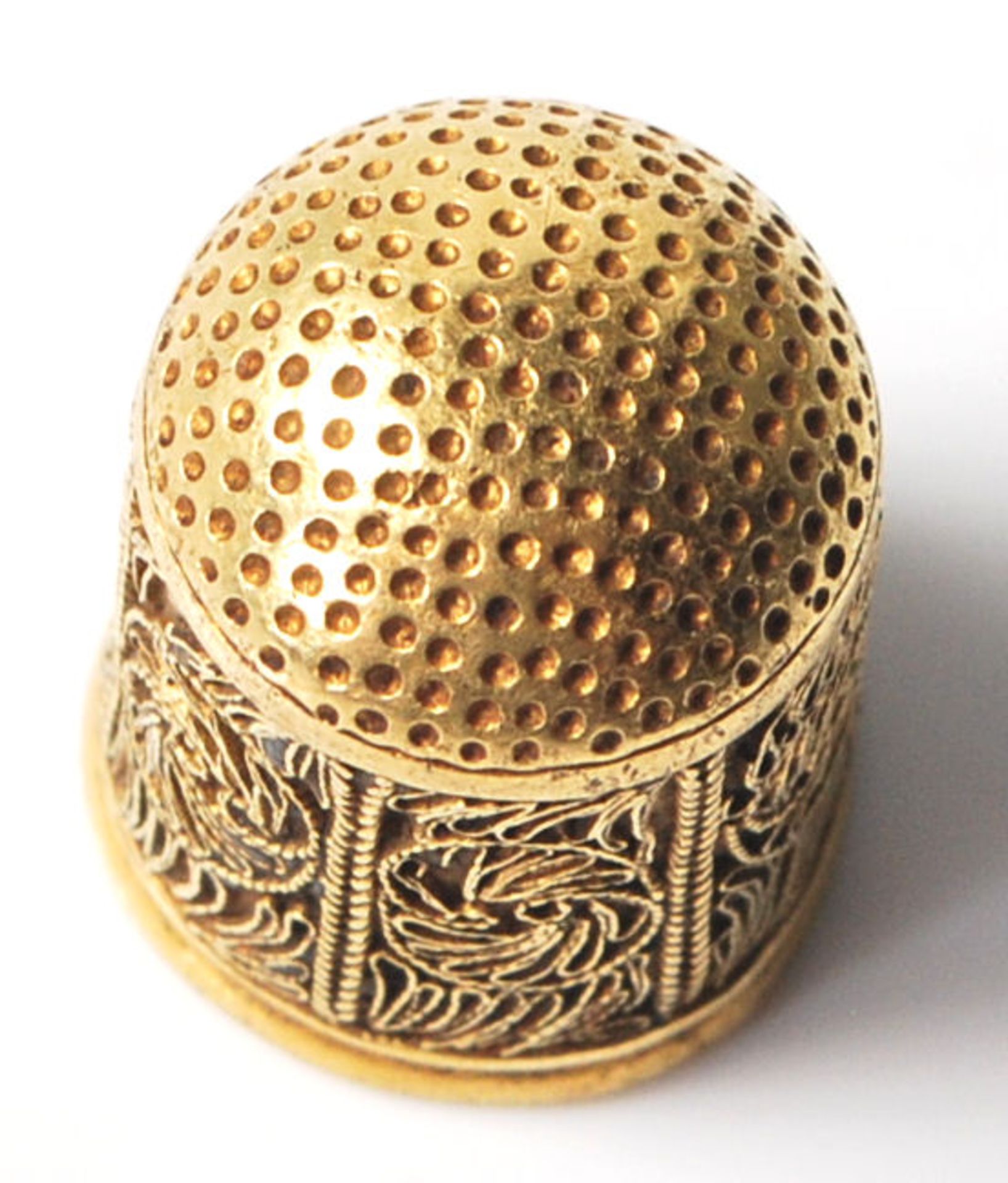 A 22ct gold thimble having filigree decoration panels to the sides. Measures 1.7cm tall. Weight 4. - Bild 4 aus 5