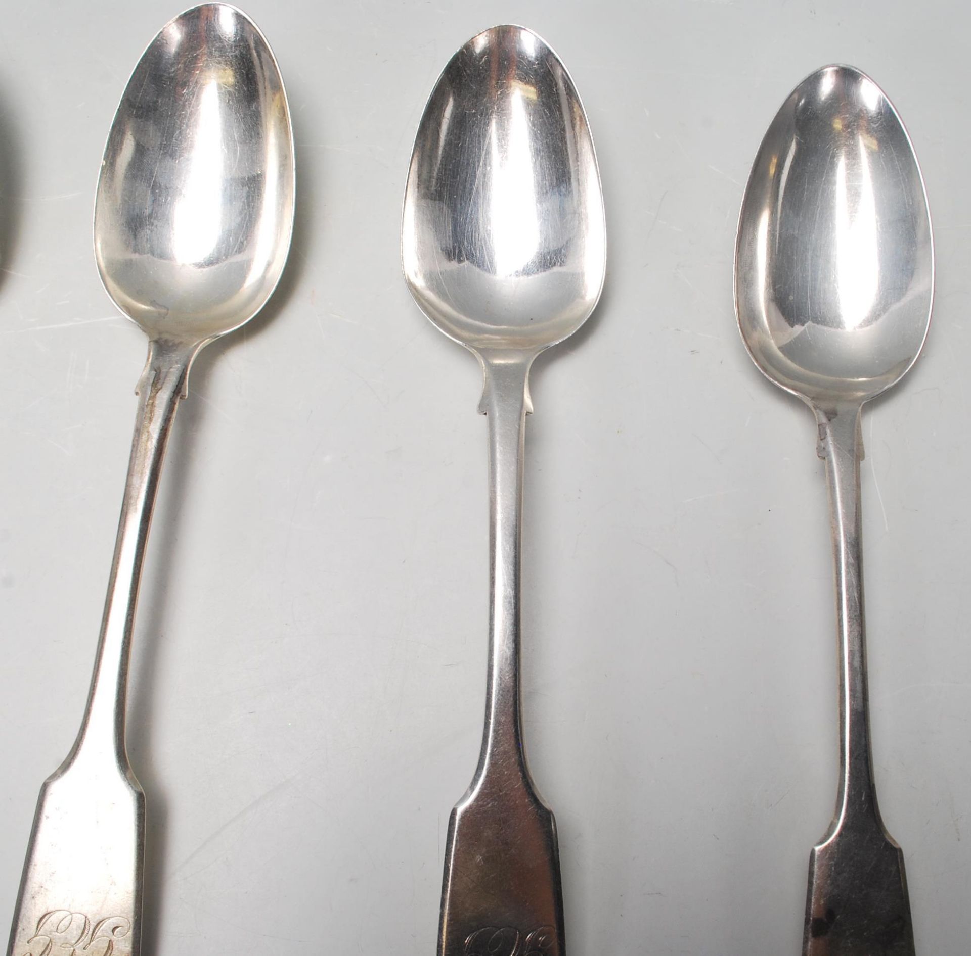 A collection of five 19th century Victorian silver serving spoons dated London 1841 and 1842 - Bild 5 aus 11