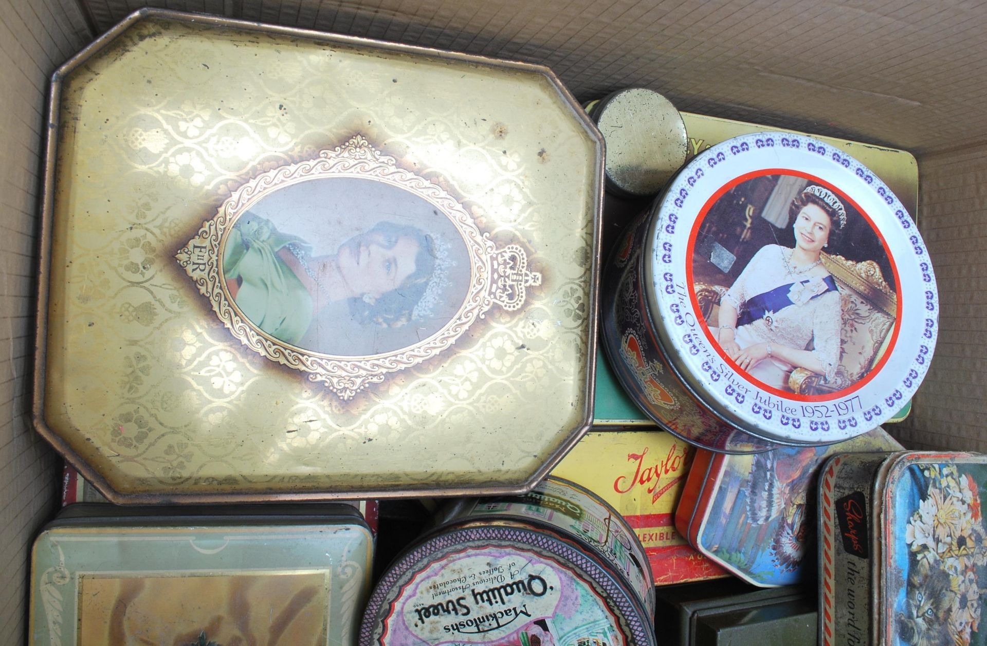 A large collection of vintage mid 20th century advertising tins, biscuits tins, to include some - Bild 2 aus 6